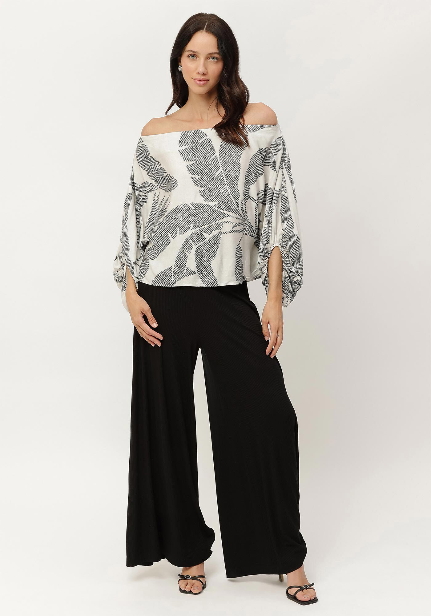 Blusa Ombro a Ombro em Viscose com M&aacute;xi Mangas, , large.