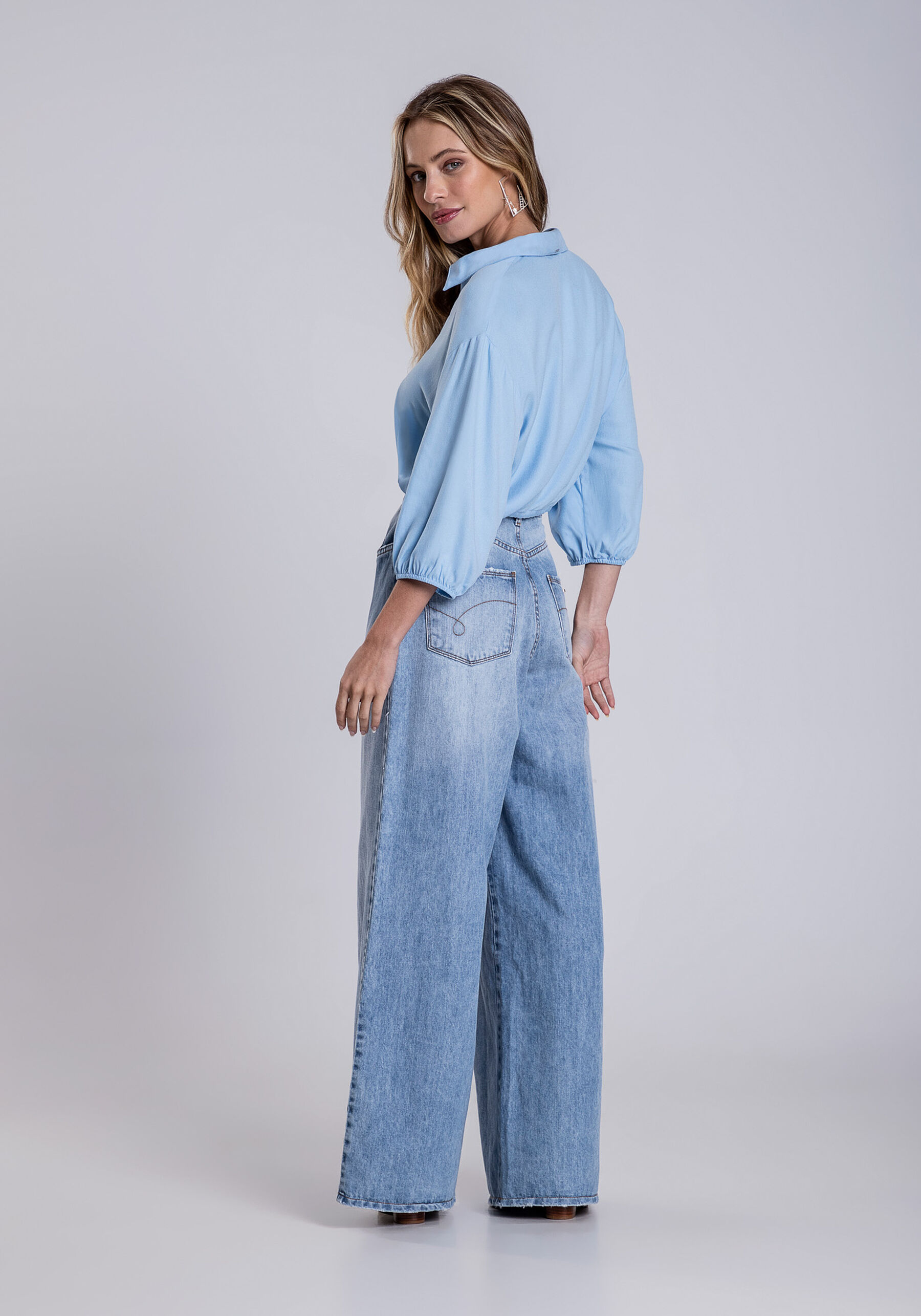 Blusa Manga 3/4 em Crepe com Amarração Barra, AZUL BRIGHT. Blusa Manga 3/4 em Crepe com Amarração Barra, AZUL BRIGHT, large.