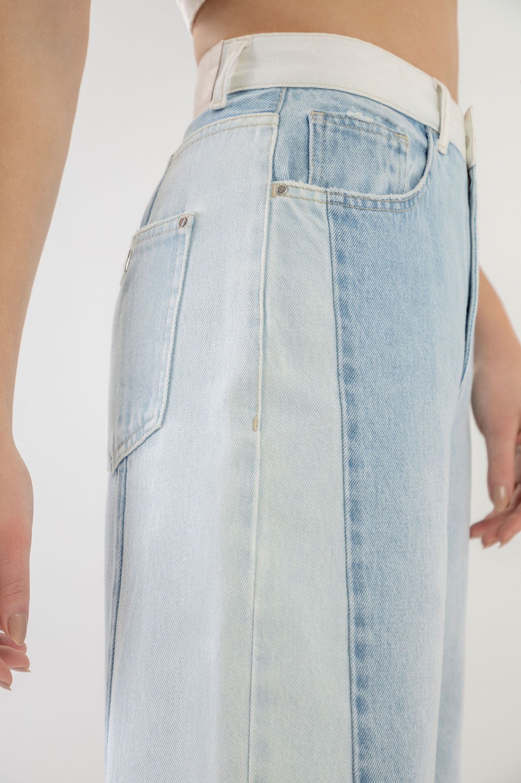 Calça Jeans Wide Leg Super Alta com Recortes Duo, . Calça Jeans Wide Leg Super Alta com Recortes Duo, , large.