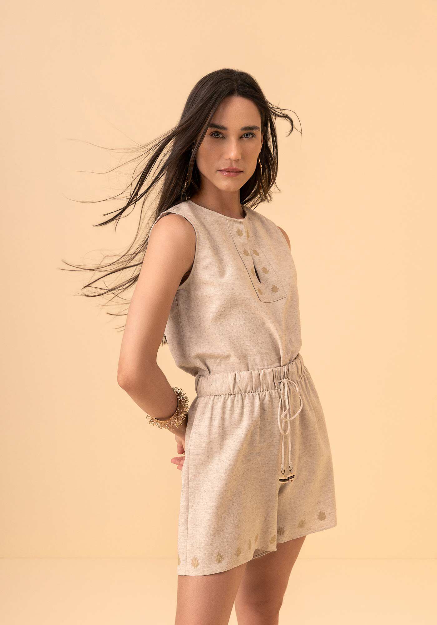 Blusa Curta Com Recorte E Gola Redonda Em Viscolinho, BEGE ALHAMBRA, large.