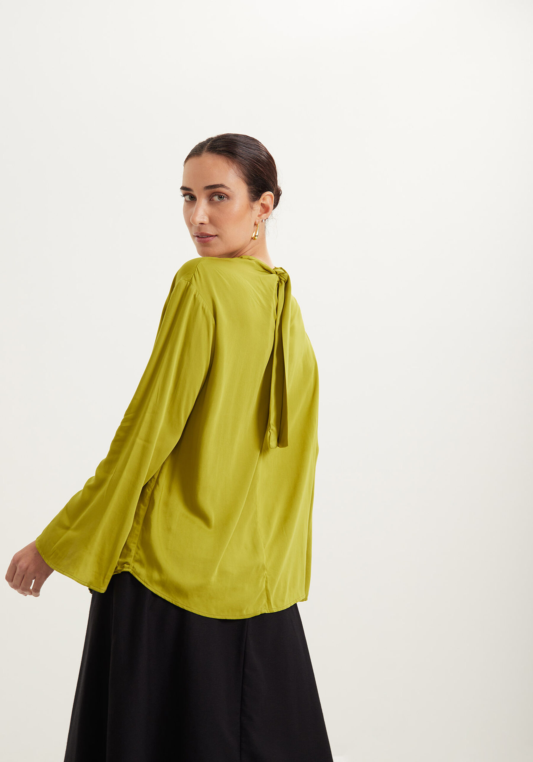 Blusa Alongada De Mangas Com Gola Alta E Amarração, VERDE NEW SOFT. Blusa Alongada De Mangas Com Gola Alta E Amarração, VERDE NEW SOFT, large.