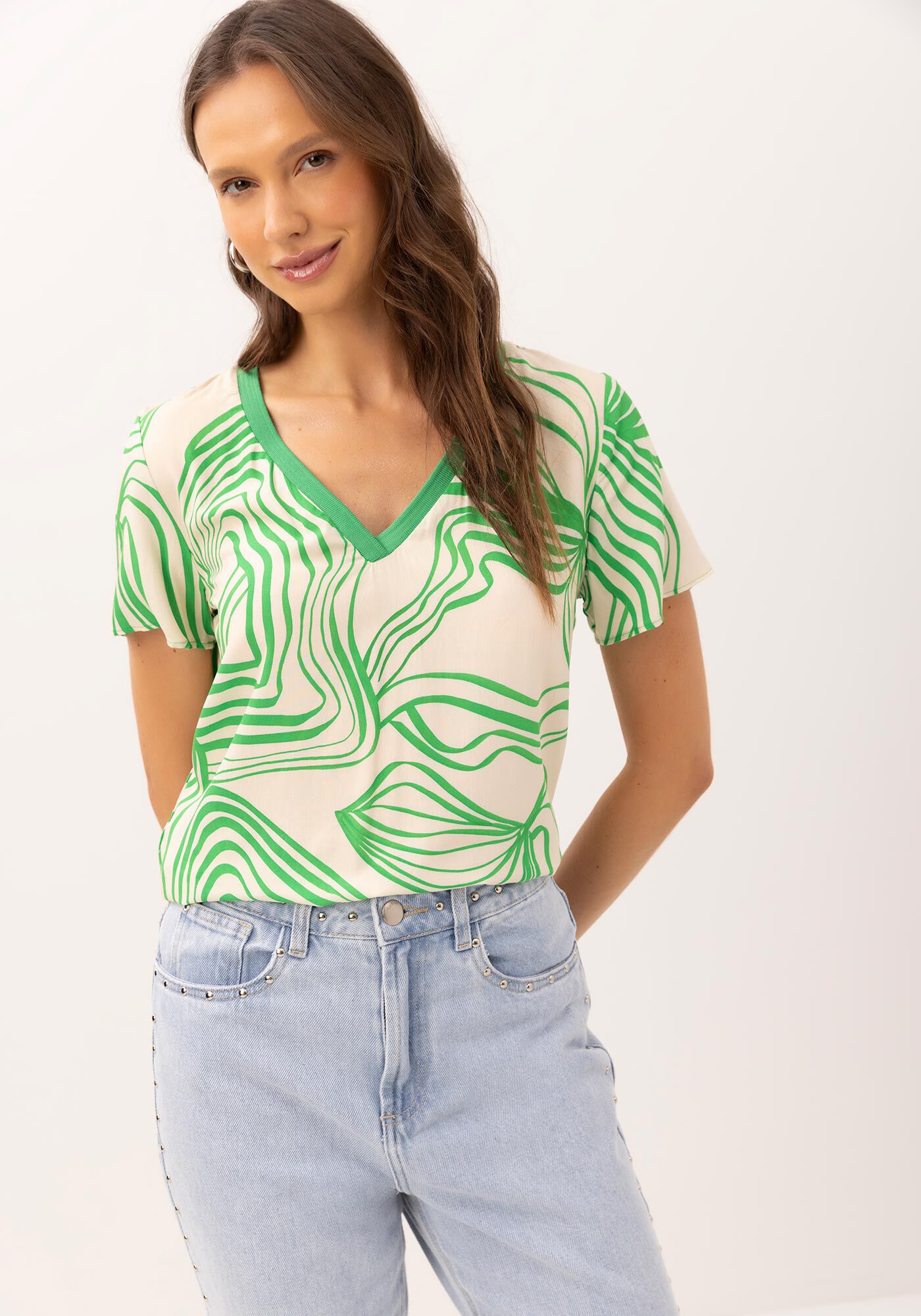 Blusa Estampada em Viscose com Decote V Retil&iacute;nea, , large.