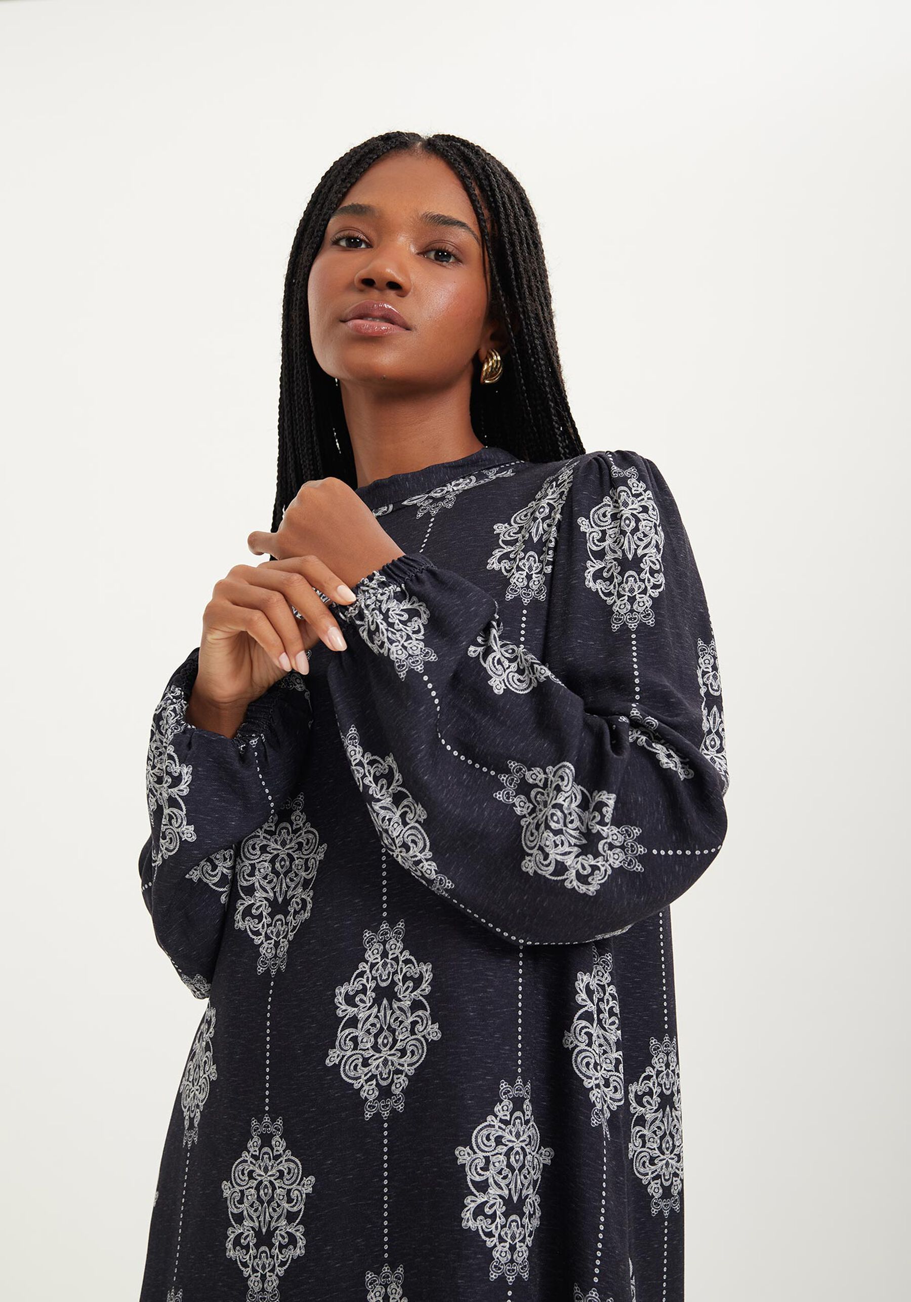 Vestido Curto Estampado Com Mangas Amplas E Gola Alta, CUTWORK MARINHO. Vestido Curto Estampado Com Mangas Amplas E Gola Alta, CUTWORK MARINHO, large.