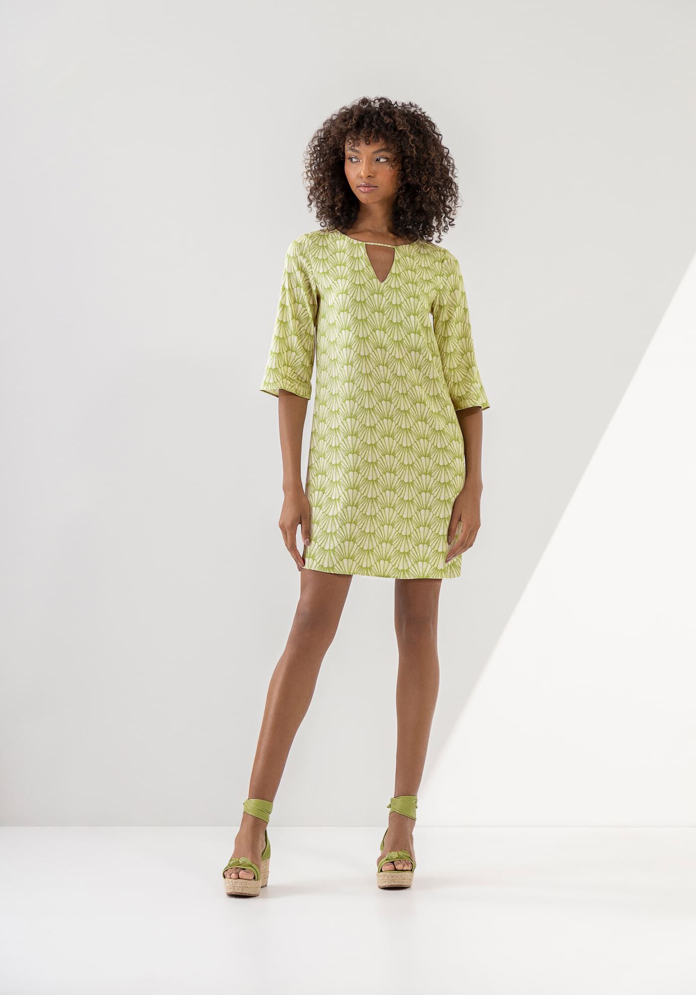 Vestido Curto Estampado em Viscose com Manga 3/4, OSTRA, large.