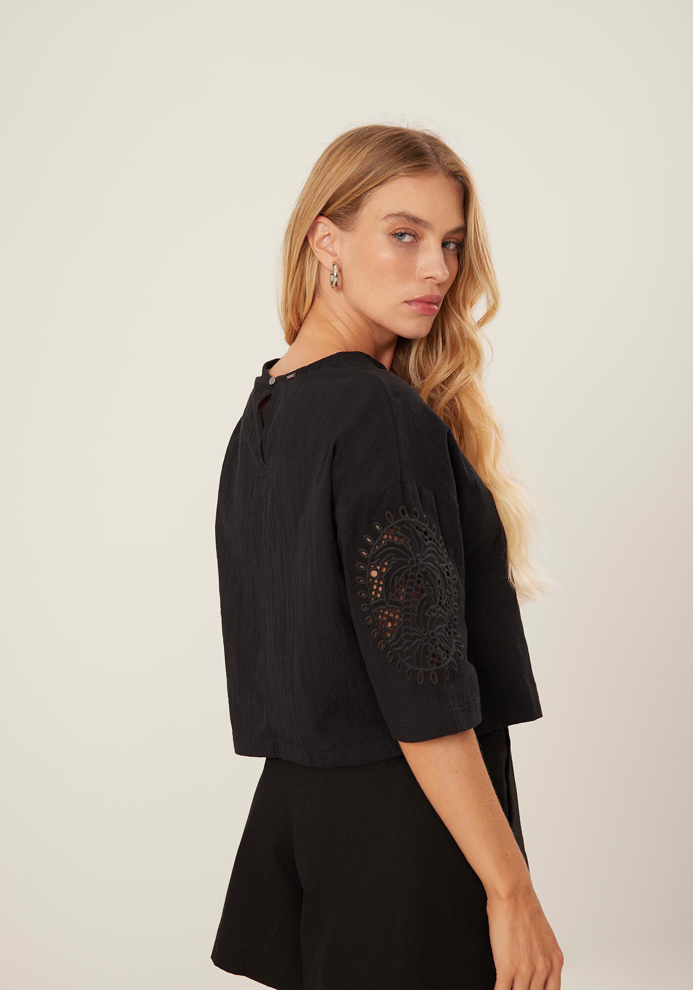 Blusa Ampla em Tecido Cotton com Bordado Mangas | Lez a Lez