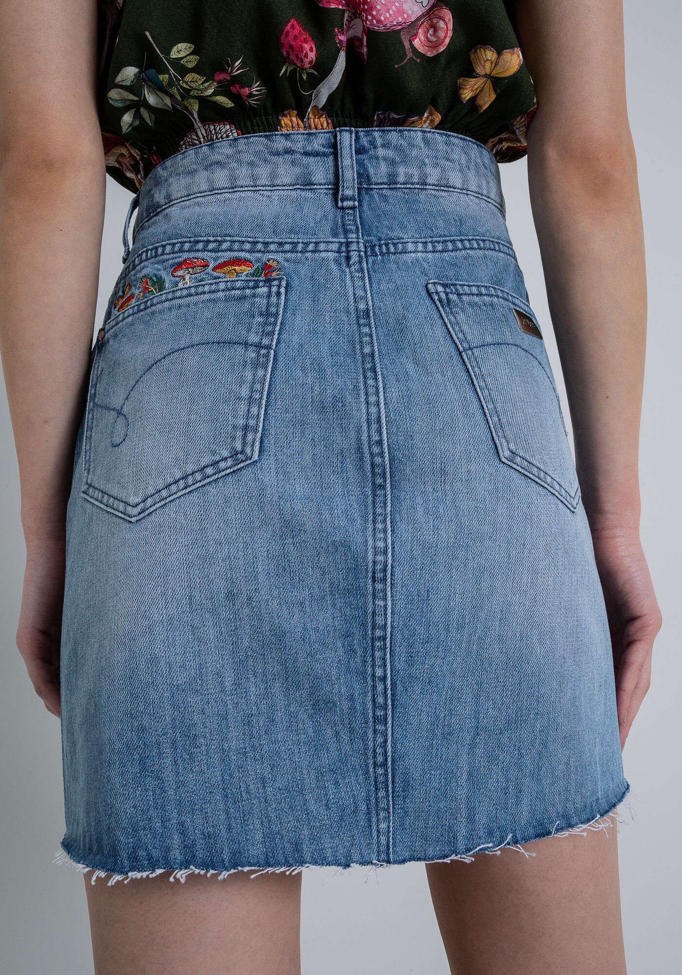 Saia Curta em Jeans com Cintura Alta e Bordado, , large.