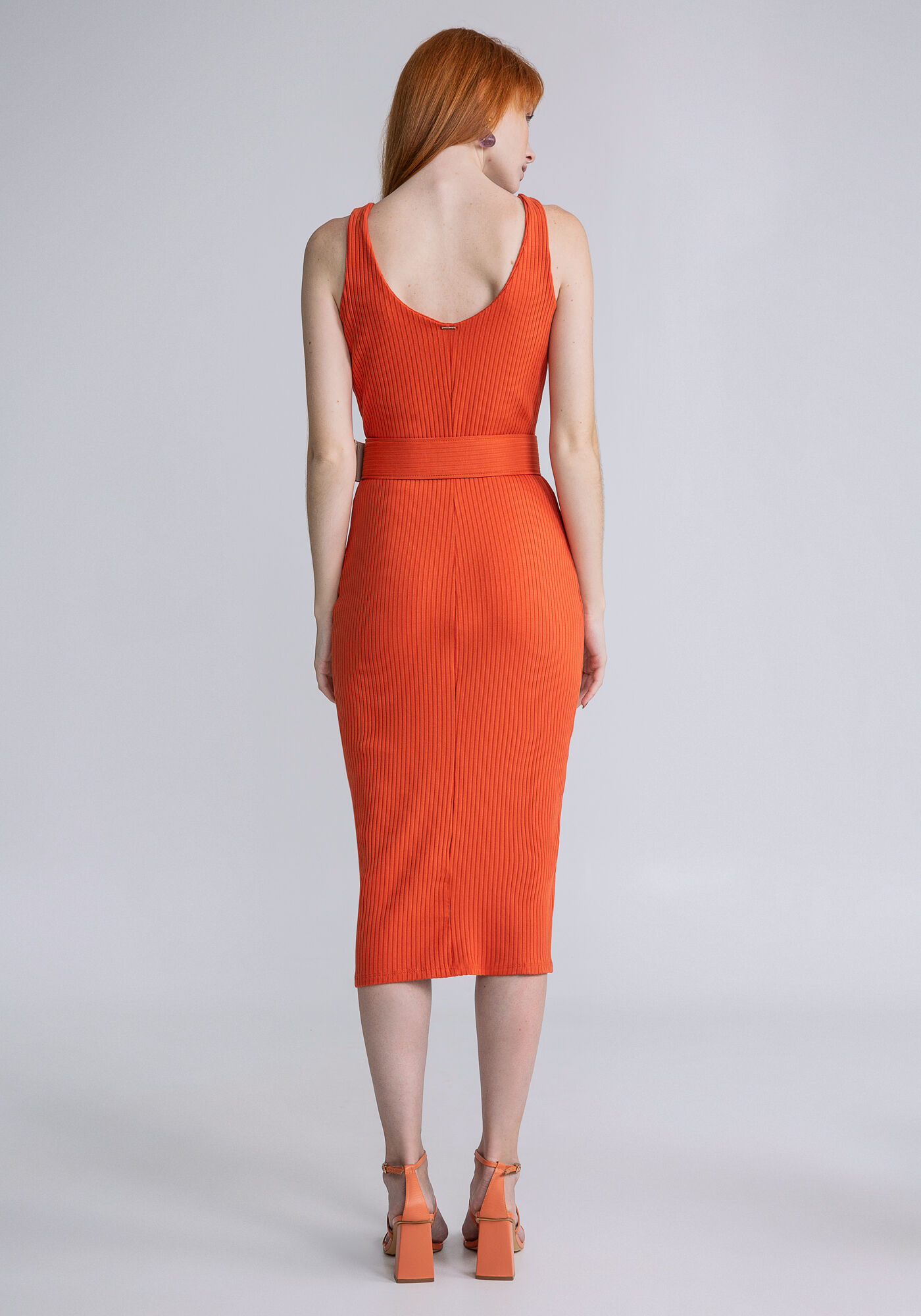 Vestido midi justo 2025 com cinto