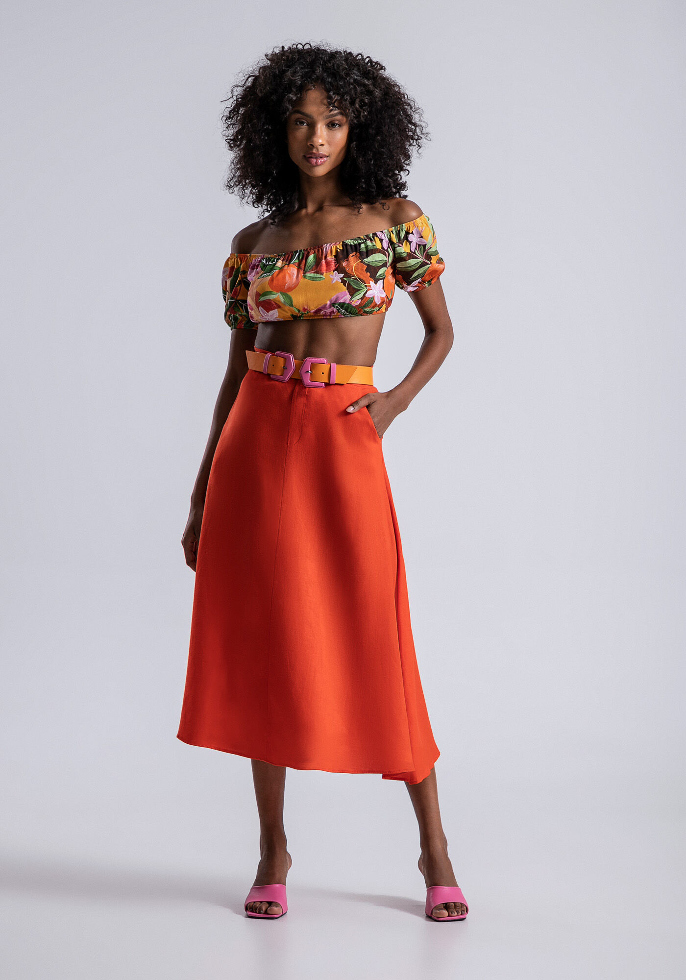 Saia midi com sales bolsos