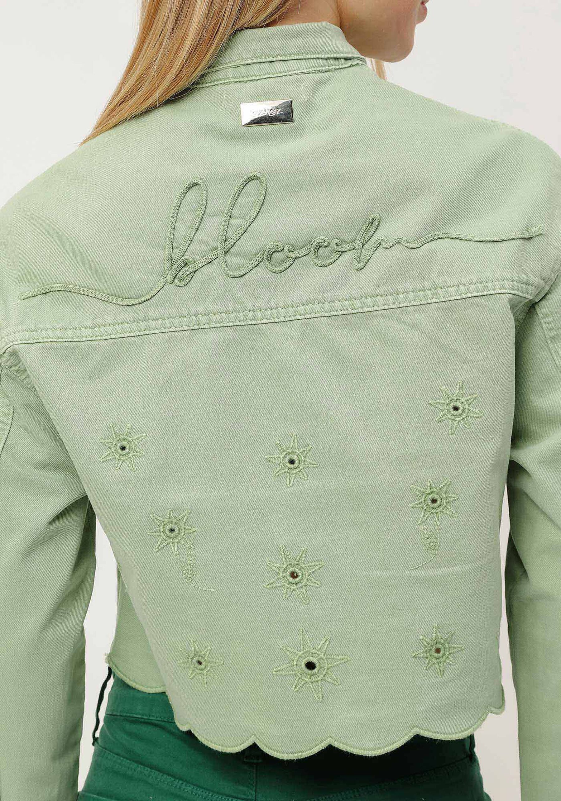 Jaqueta Sarja Cropped com Bordado Laise, VERDE GEMSTONE. Jaqueta Sarja Cropped com Bordado Laise, VERDE GEMSTONE, large.