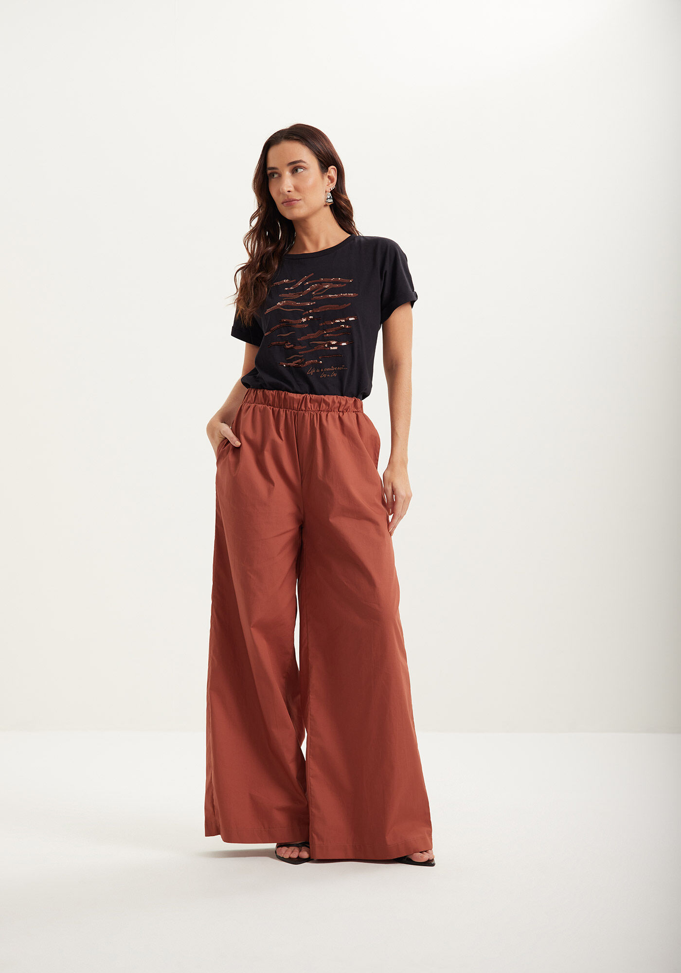 Blusa T-shirt De Mangas Curtas Com Estampa E Paet&ecirc;s, , large.