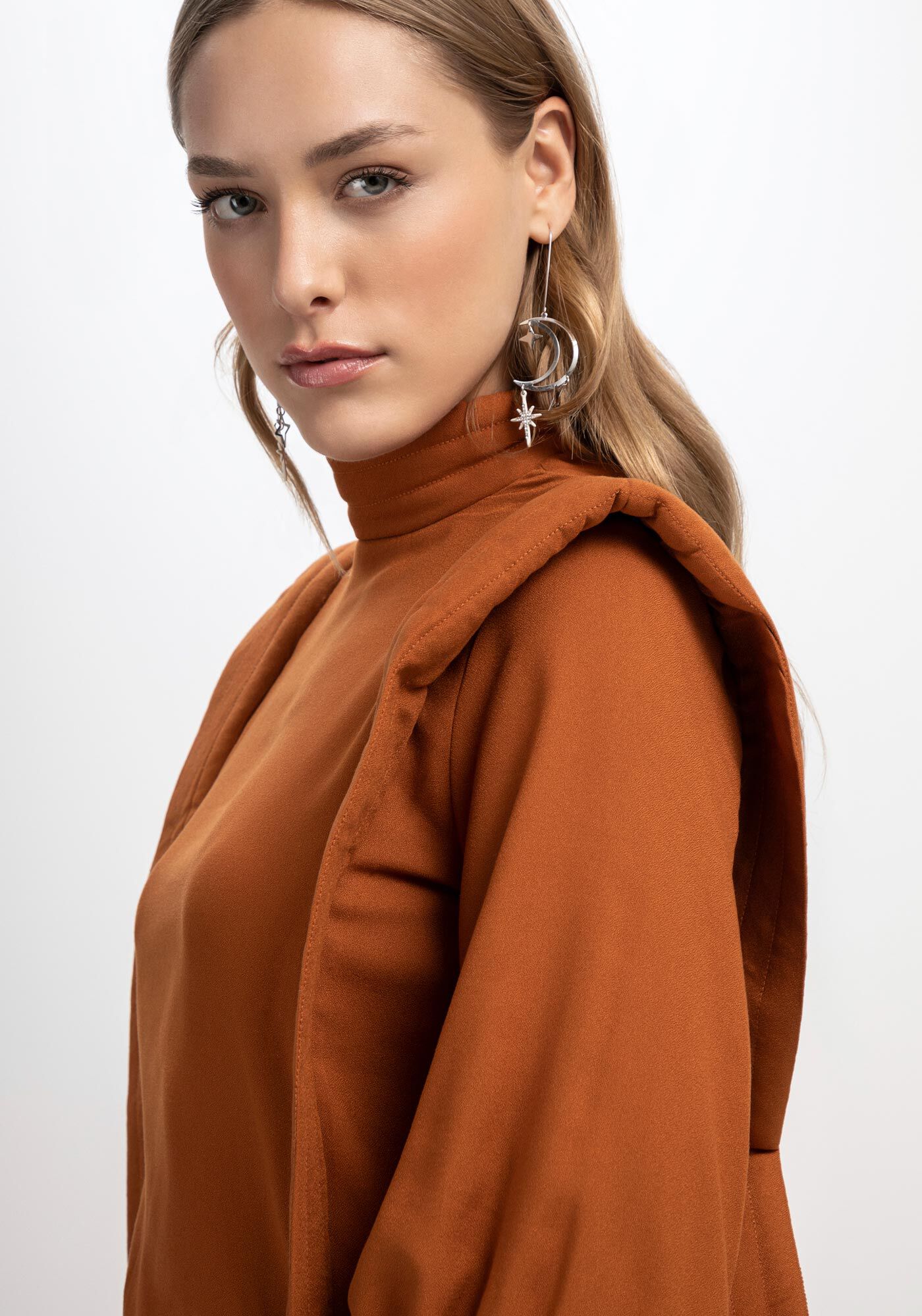 Blusa Manga Longa em Crepe com Recorte Ombros, , large.