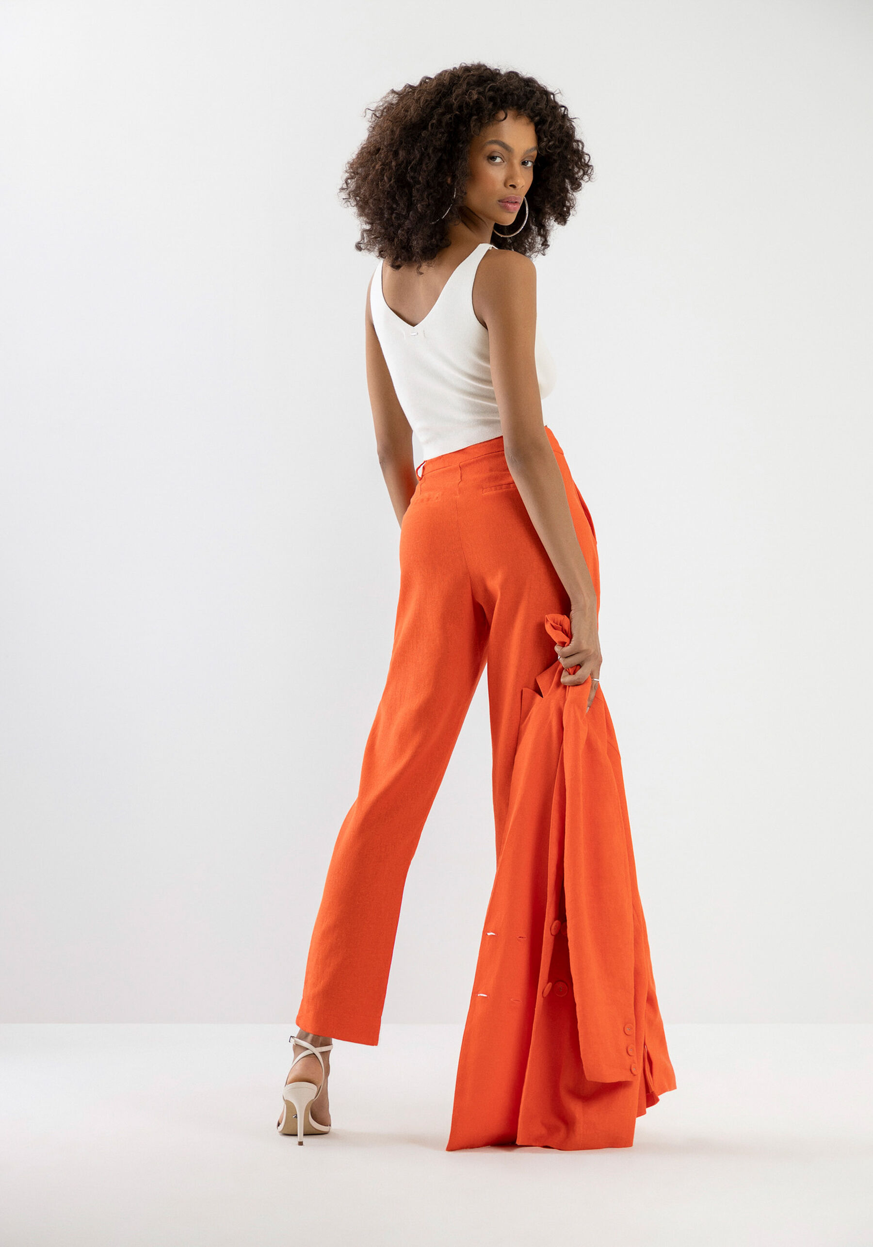 Calça Carrot em Linho com Cintura Alta, . Calça Carrot em Linho com Cintura Alta, , large.