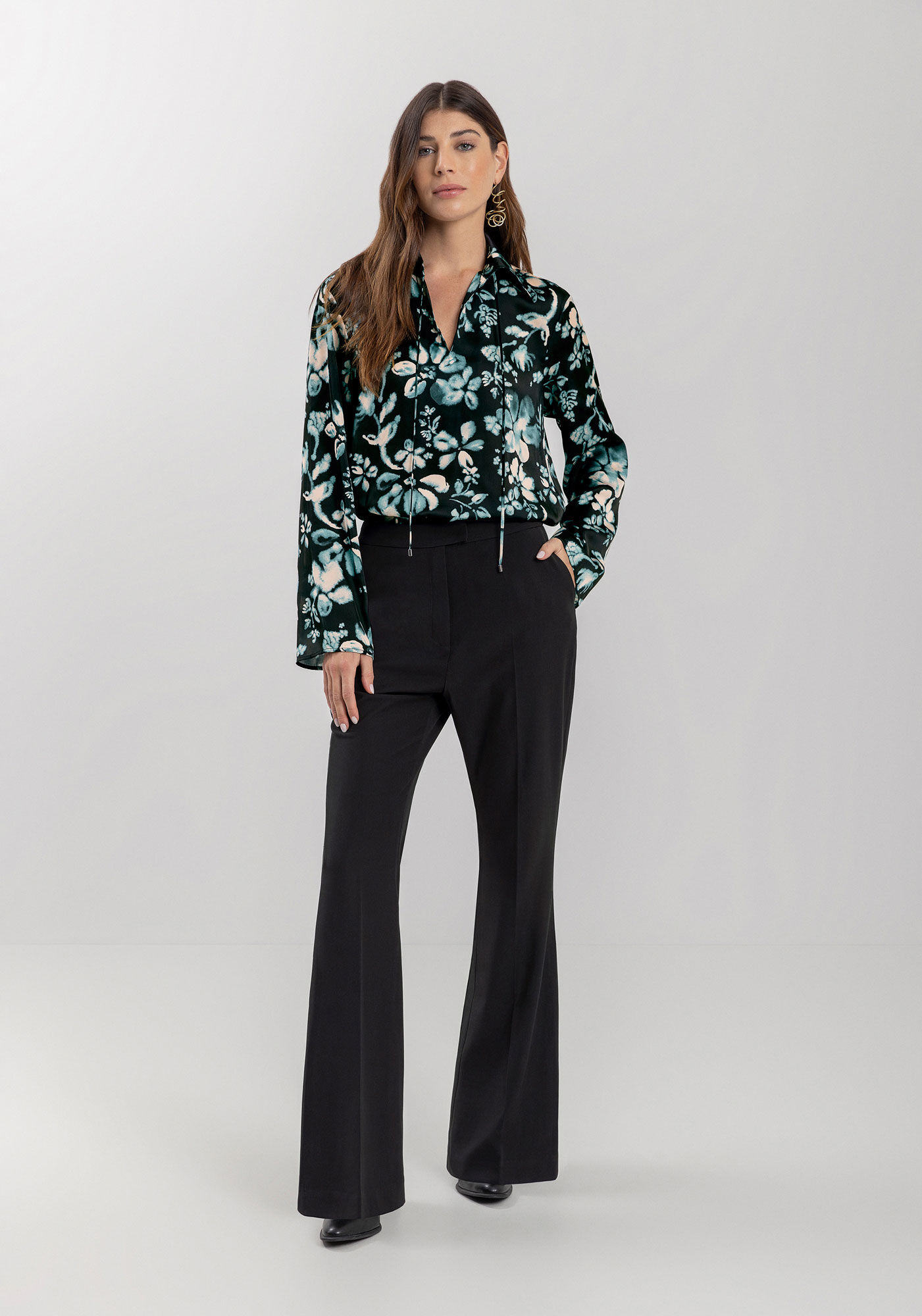 Cal&ccedil;a Flare Em Alfaiataria Com Bolsos E Cintura M&eacute;dia, , large.