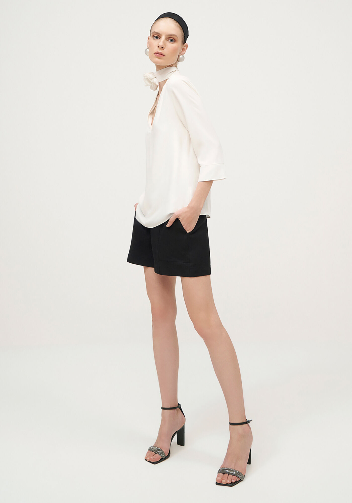 Blusa Decote V em Crepe com Pregas Ombros, , large.