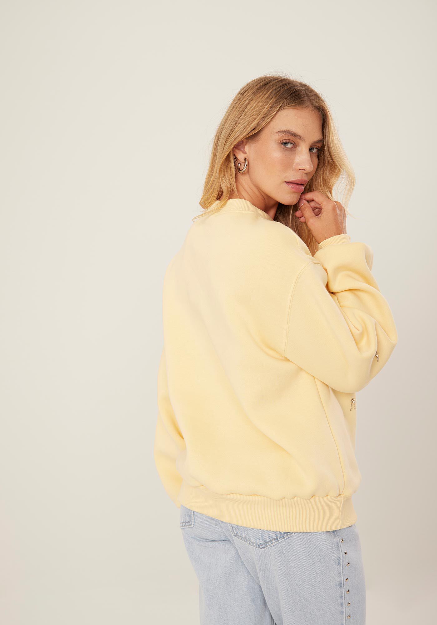 Blus&atilde;o Em Moletom Com Mangas Amplas E Aplica&ccedil;&otilde;es De Strass, , large.