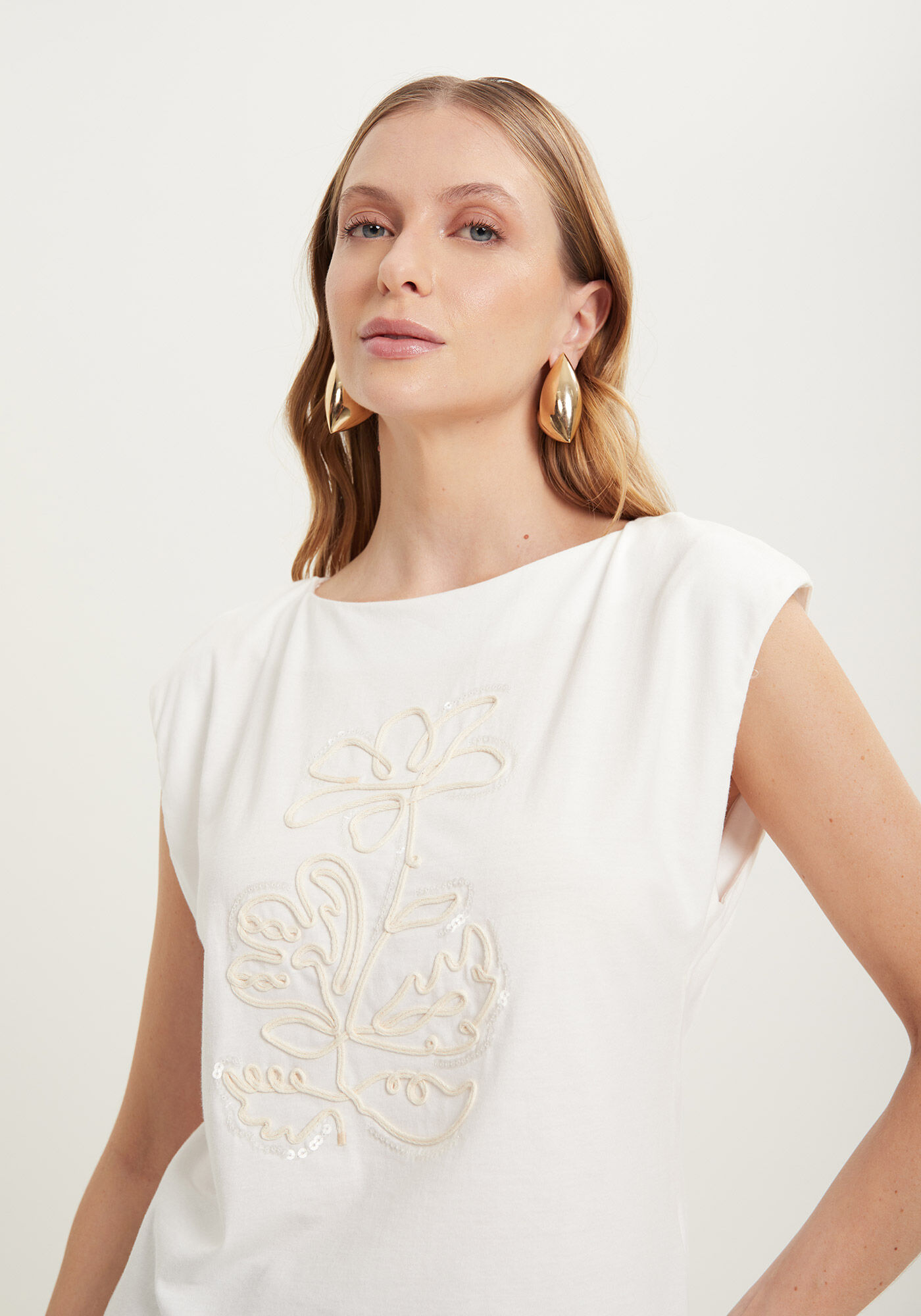 Blusa Sem Mangas Com Decote Canoa E Bordado Em Relevo, , large.