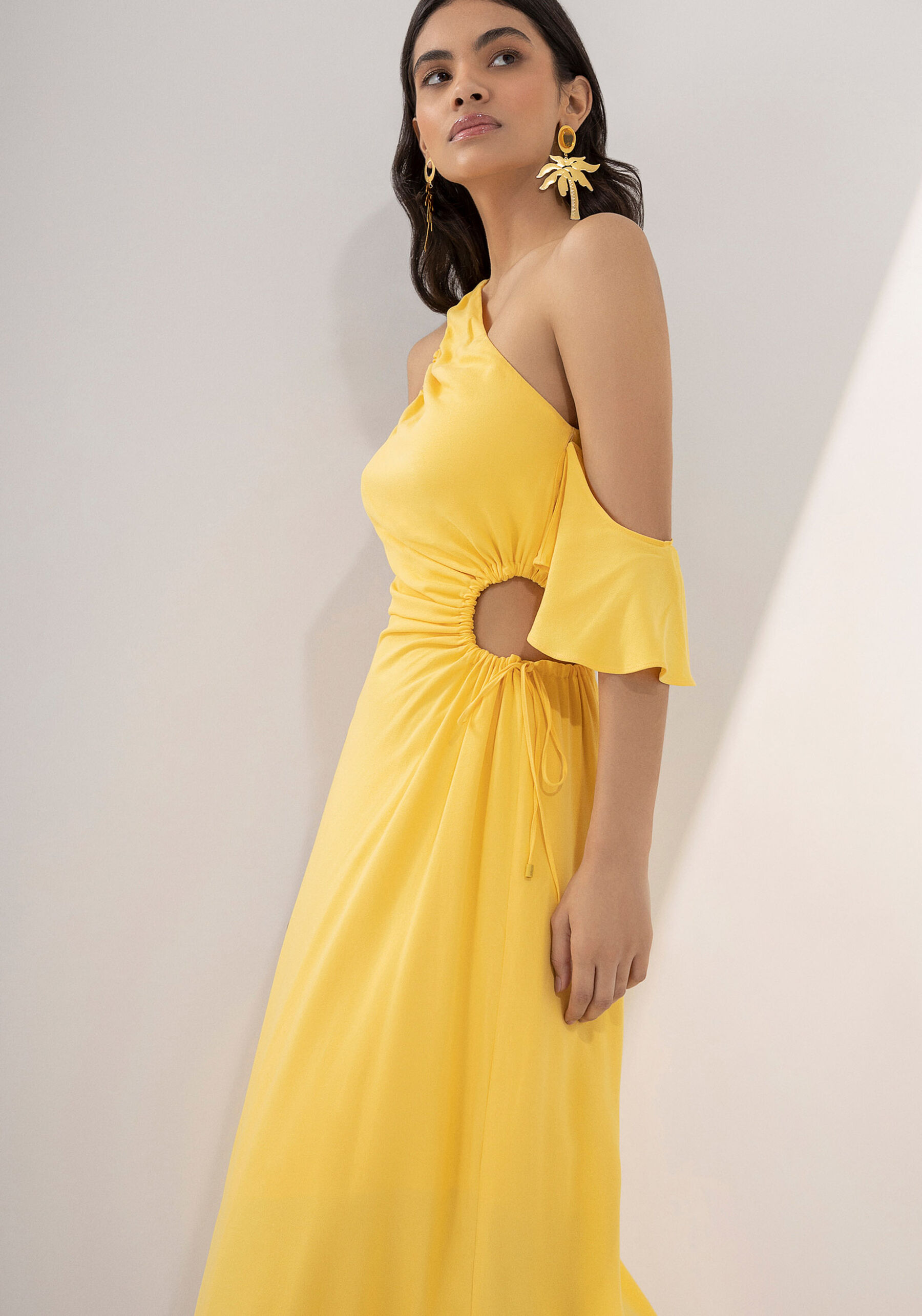 Vestido Midi Assimétrico Ombro Só com Cut Out, AMARELO LUZ DO SOL. Vestido Midi Assimétrico Ombro Só com Cut Out, AMARELO LUZ DO SOL, large.