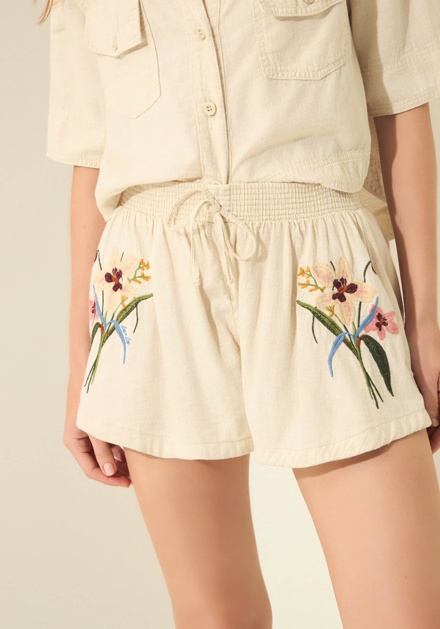 Shorts Bordado De Cintura Alta Em Sarja Com Linho, NATURAL, large.