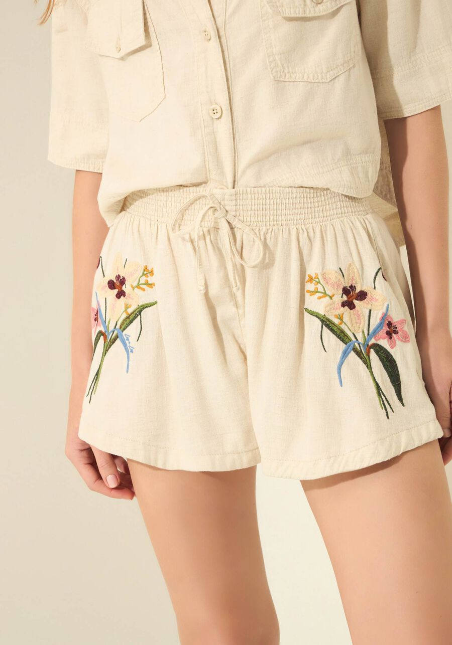 Shorts Bordado De Cintura Alta Em Sarja Com Linho, NATURAL. Shorts Bordado De Cintura Alta Em Sarja Com Linho, NATURAL, large.