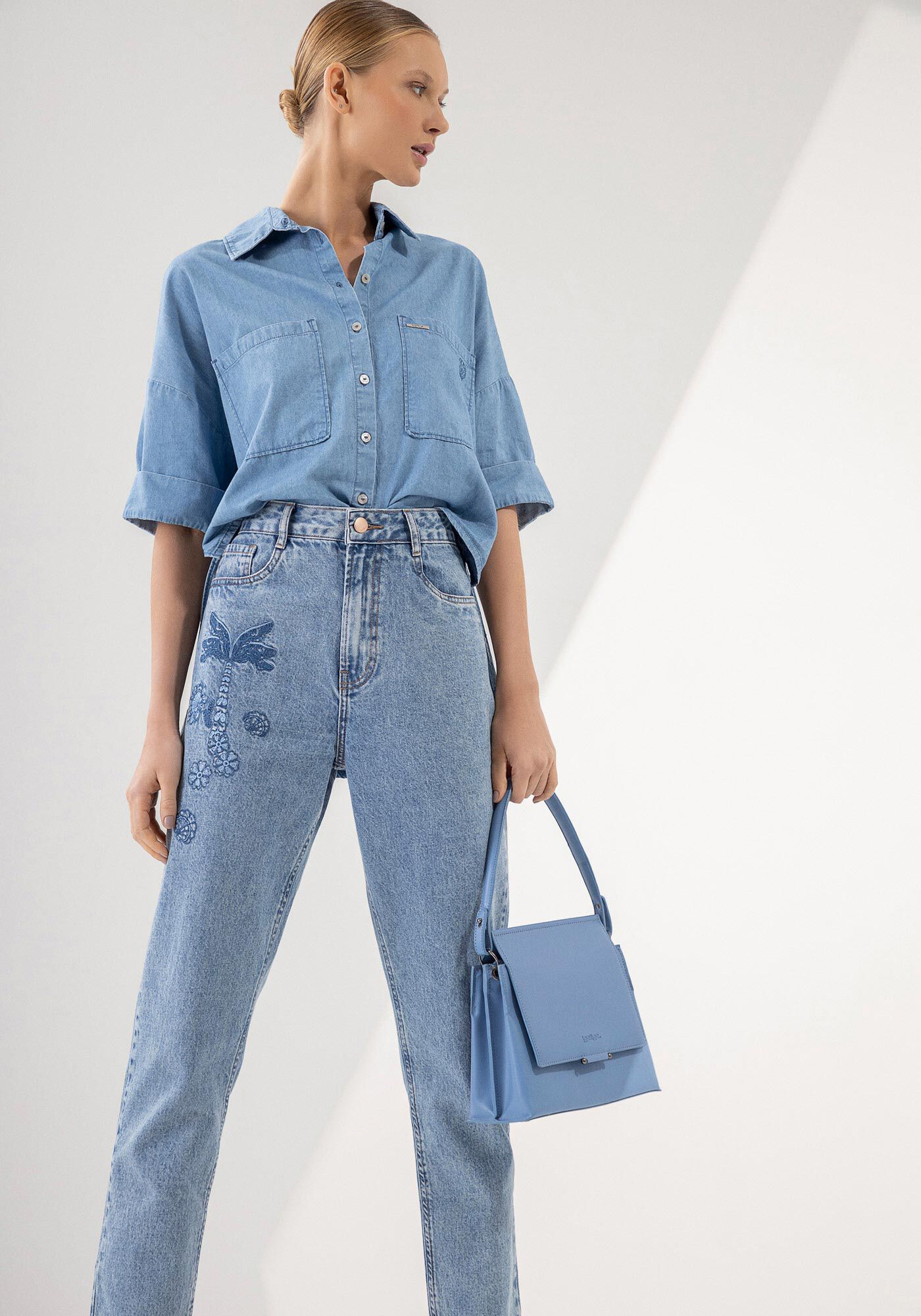 Cal&ccedil;a Jeans Mom Super Alta Cropped Bordada, JEANS, large.