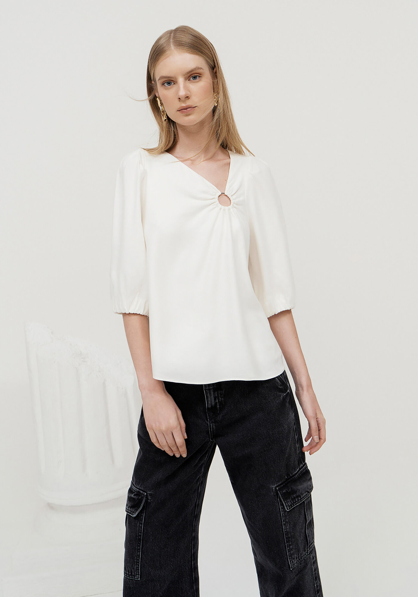 Blusa Manga 3/4 em Crepe com Detalhe Decote, , large.