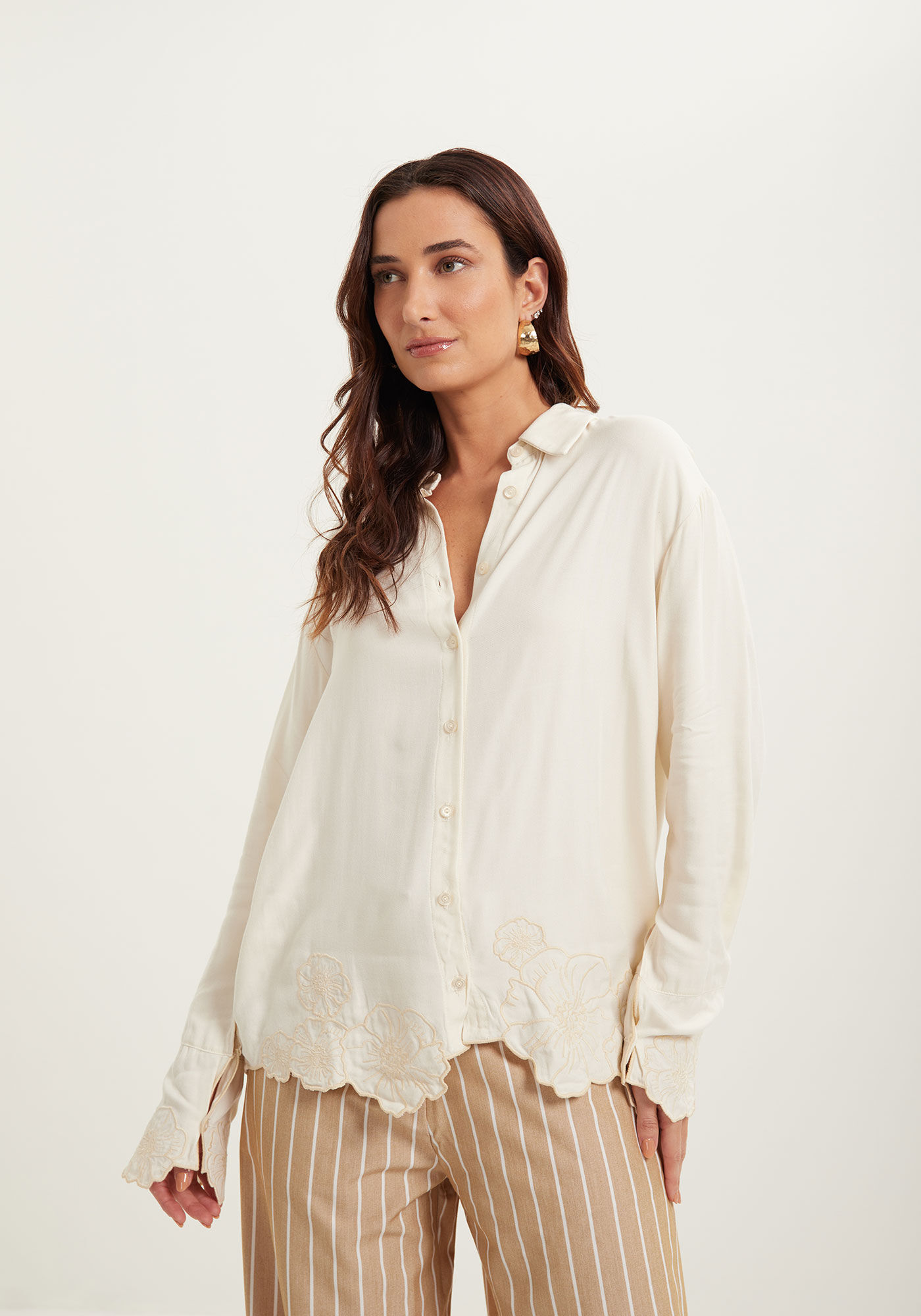 Camisa Alongada De Mangas Longas Com Bot&otilde;es E Bordados, , large.
