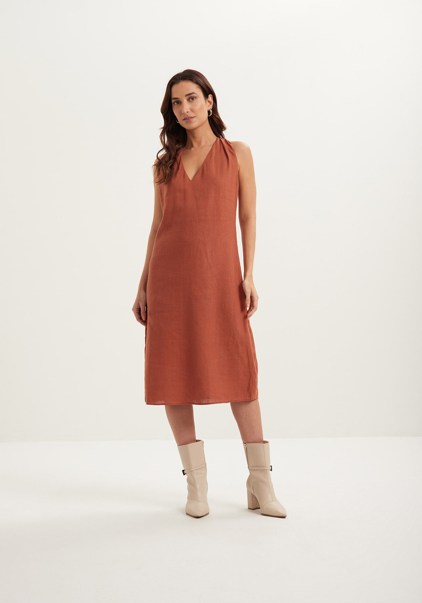 Vestido Midi Com Decote V Em Linho E Viscose, MARROM MUSTANG, large.