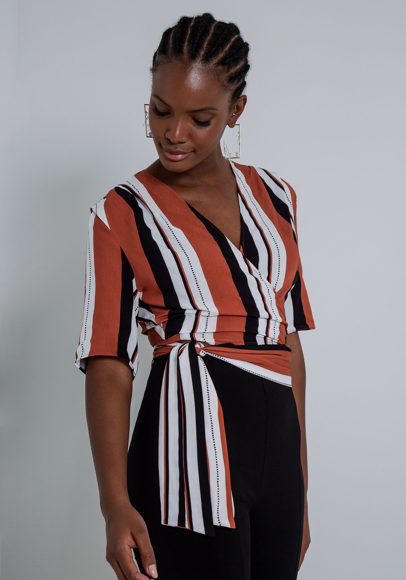 Blusa Cropped em Viscose Transpassada, SENTIDO, large.