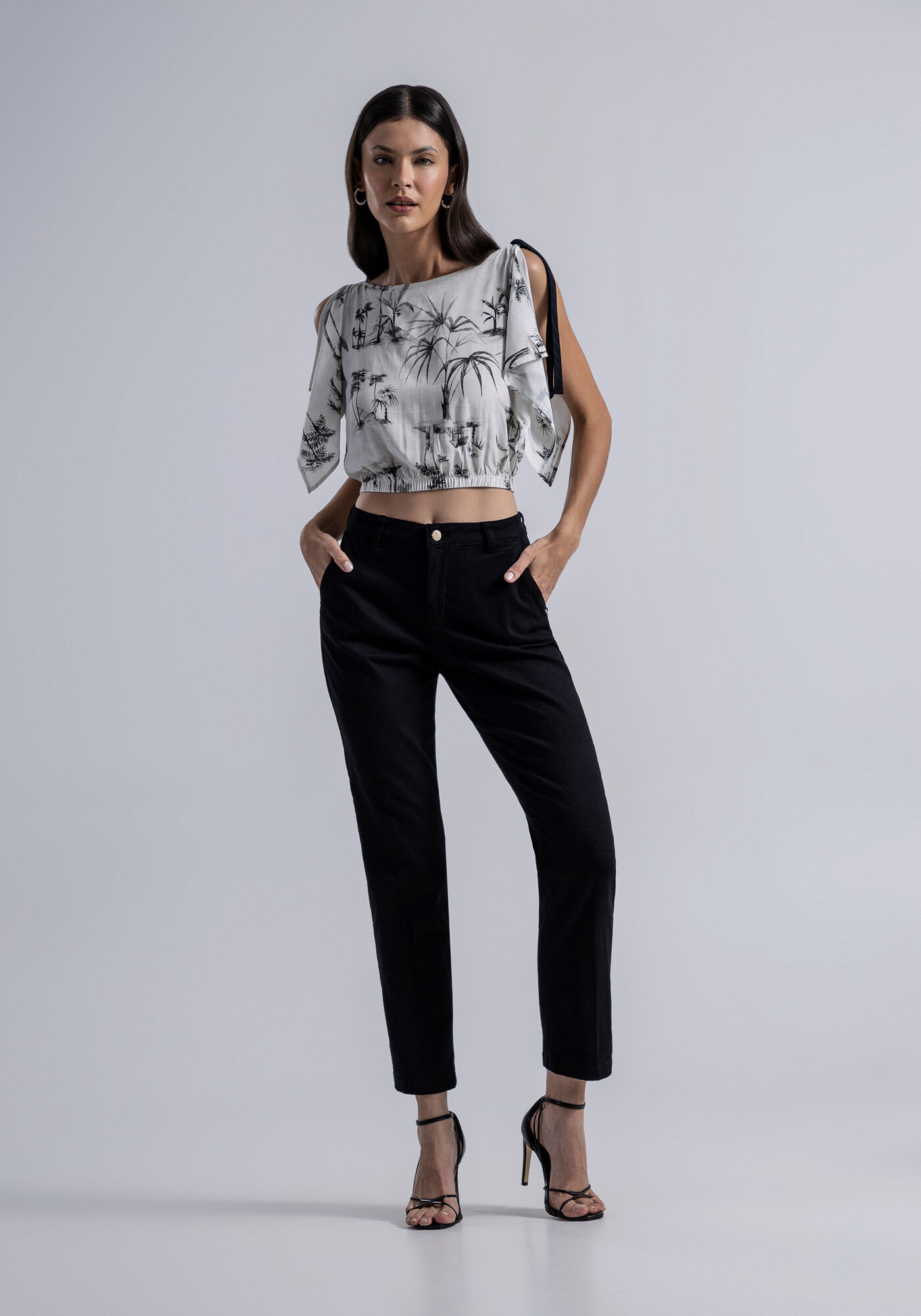 Blusa Cropped em Viscose com Recorte Cavas, , large.