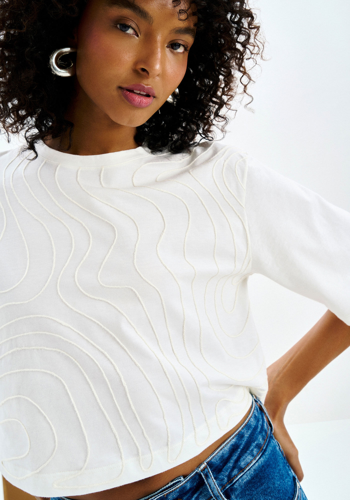 T-shirt Cropped em Malha Prime com Bordado Ondas, , large.