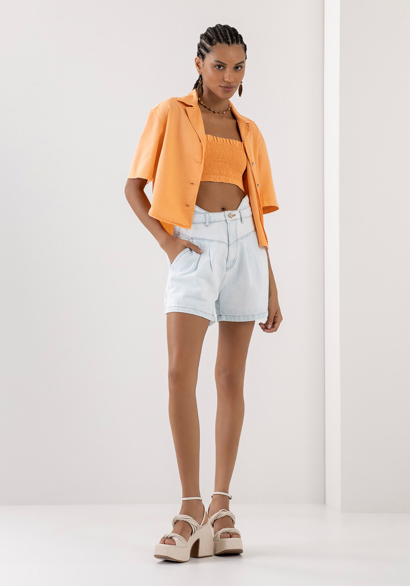 Shorts Jeans Alfaiataria com Recorte C&oacute;s, JEANS, large.