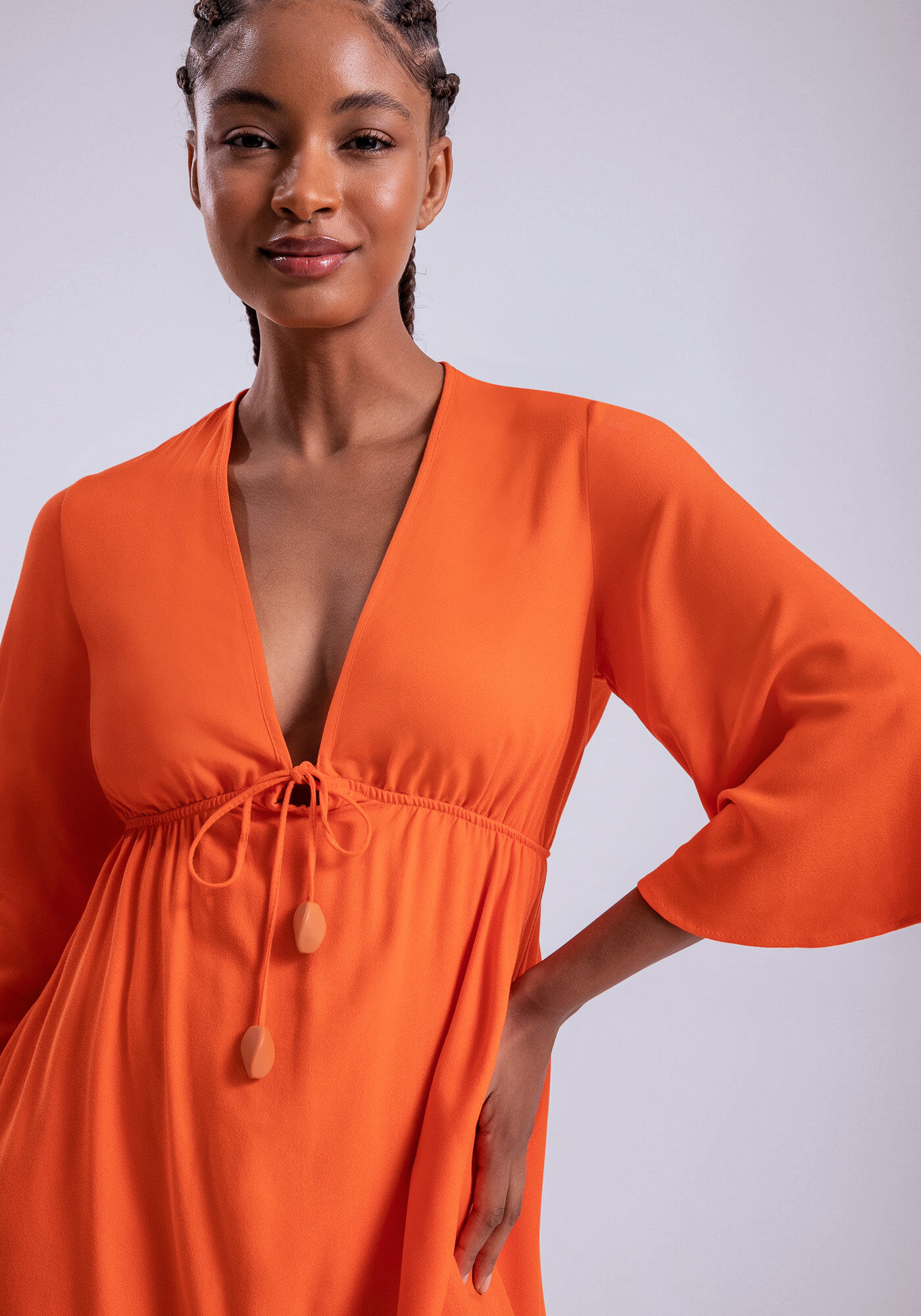 Vestido Curto Crepe com Amarra o Decote Lez a Lez