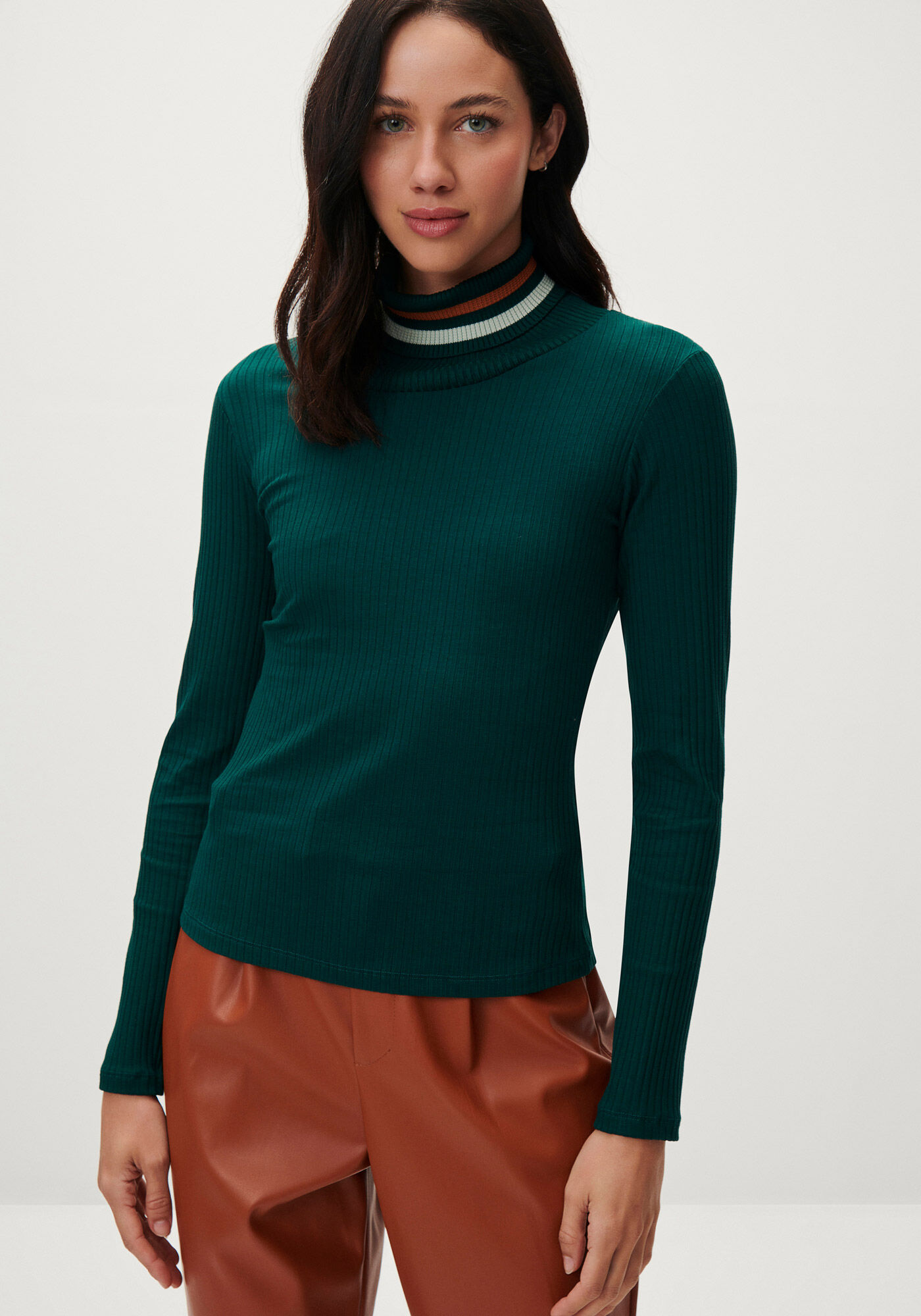 Blusa Manga Longa com Gola Alta em Retil&iacute;nea, , large.