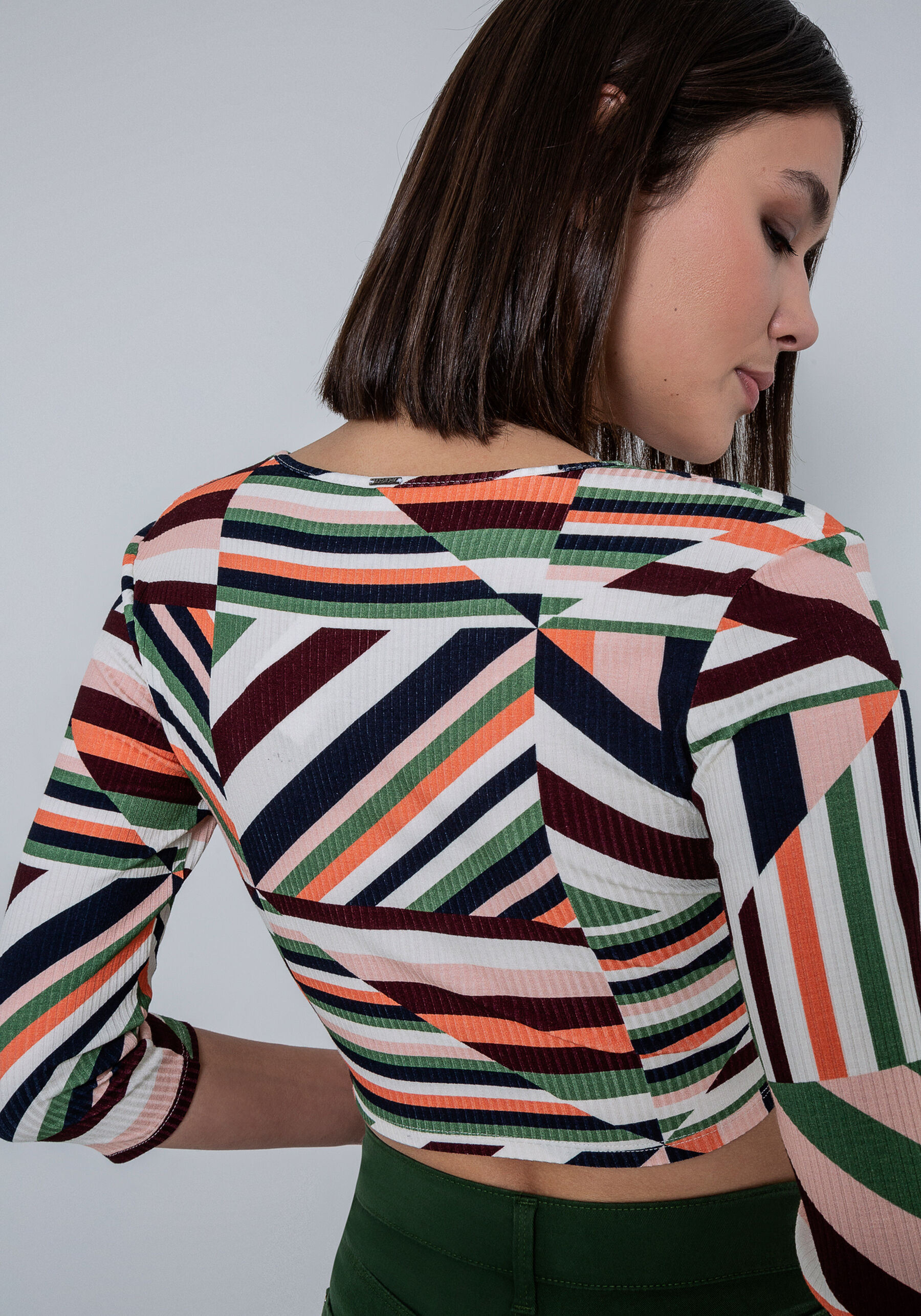Blusa Cropped Manga 3/4 Transpassada, PIPA. Blusa Cropped Manga 3/4 Transpassada, PIPA, large.