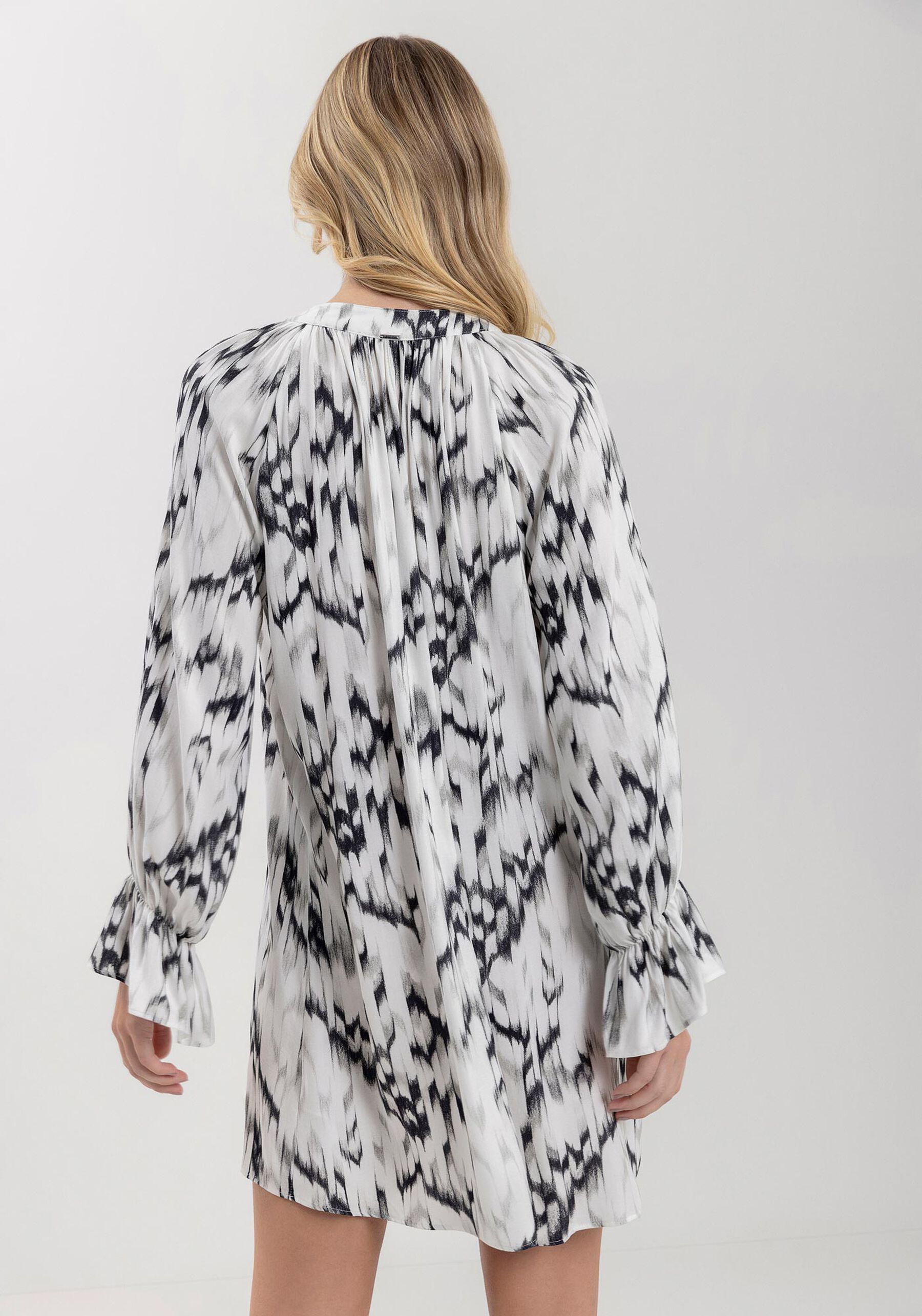 Vestido Curto Estampado Em Viscose Com Amarração Frontal, . Vestido Curto Estampado Em Viscose Com Amarração Frontal, , large.