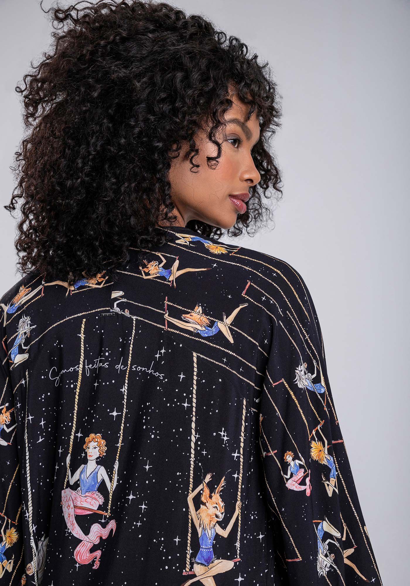 Sobreposi&ccedil;&atilde;o M&aacute;xi Estampado, ACROBATAS, large.