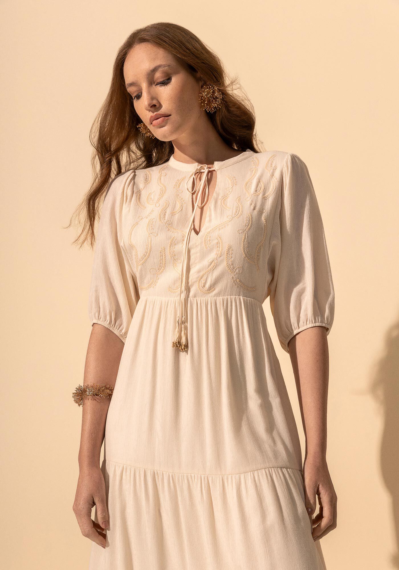 Vestido Ch&aacute; Com Babados Na Barra E Busto Bordado, BRANCO OFF WHITE, large.