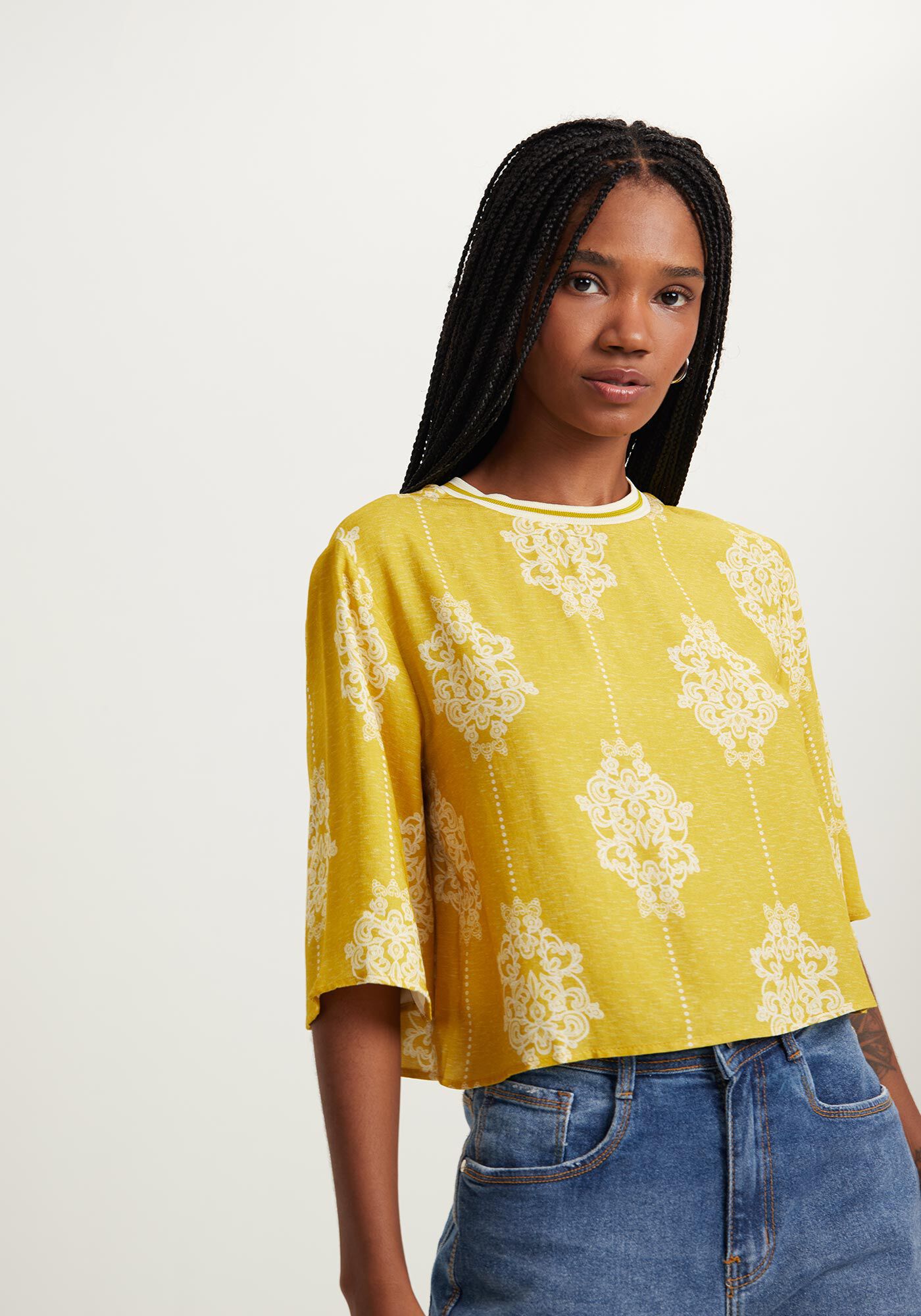 Blusa Curta Estampada Com Mangas M&eacute;dias E Gola Em Retil&iacute;nea, , large.