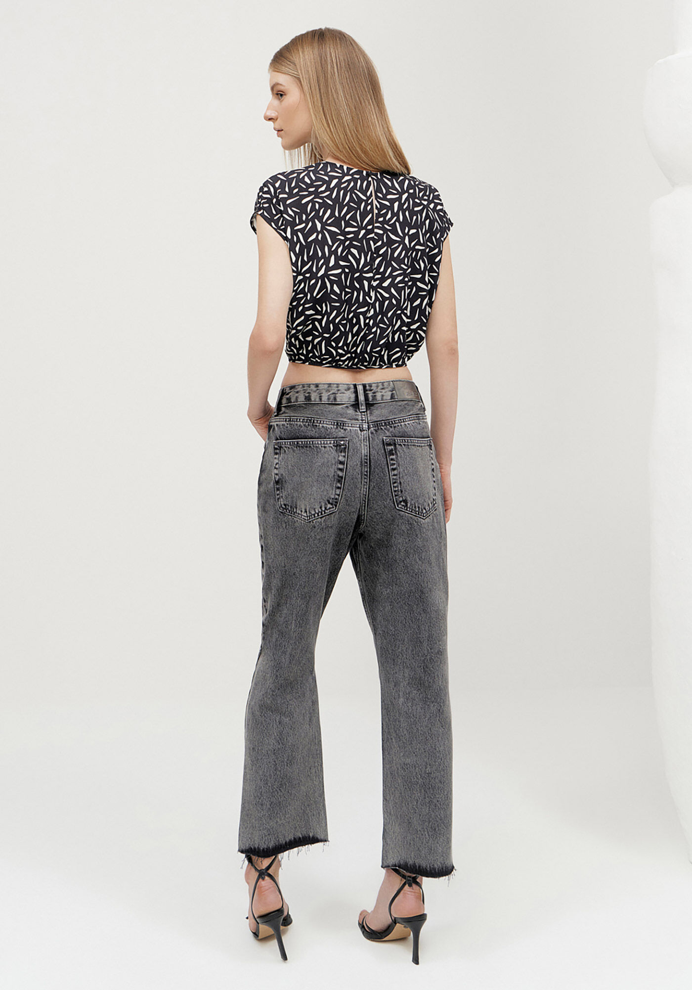 Blusa Cropped Estampada em Viscose com El&aacute;stico, TEXTURE, large.