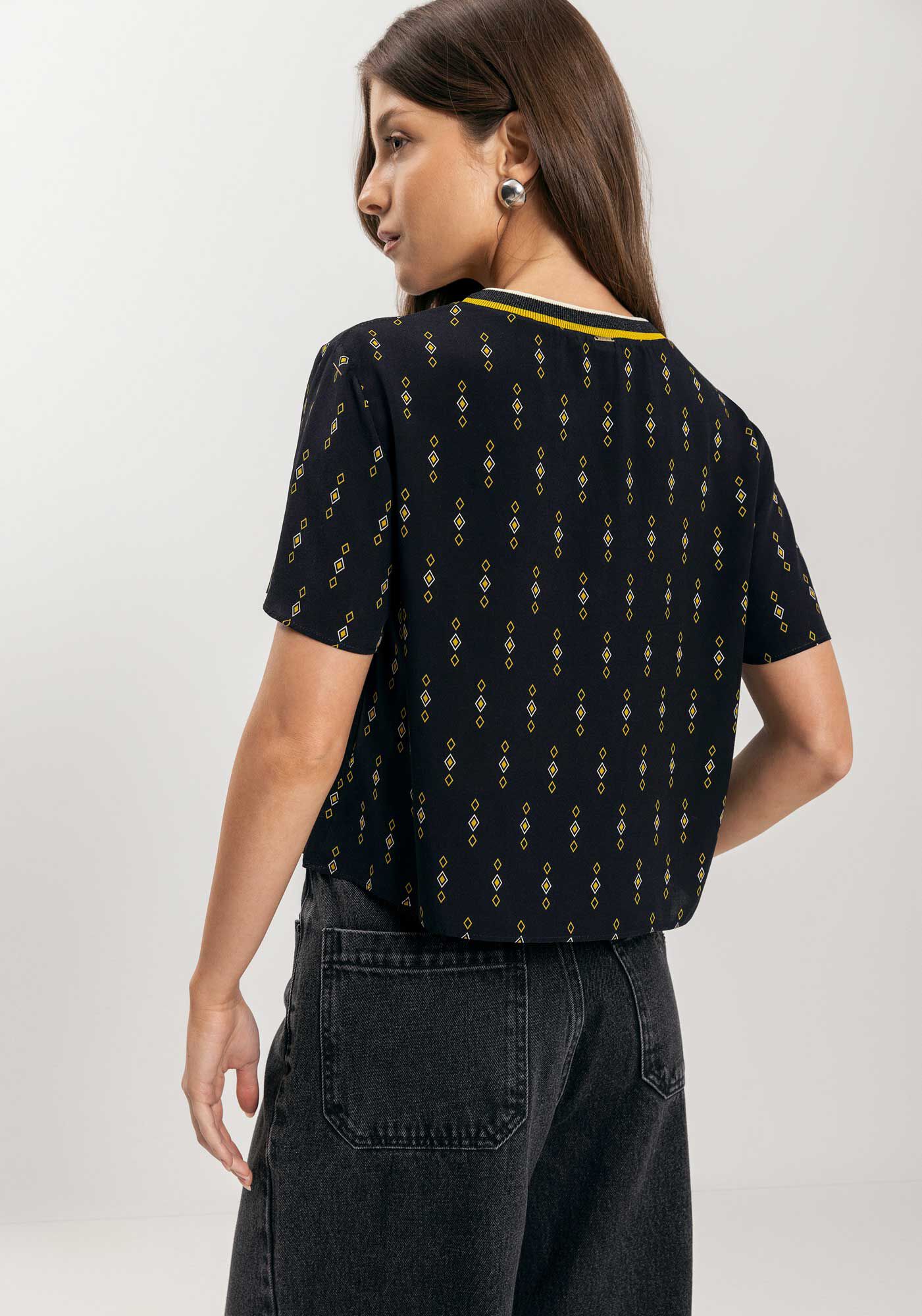 Blusa Curta Estampada Com Gola Em Retil&iacute;nea, PATTERN PRETO, large.