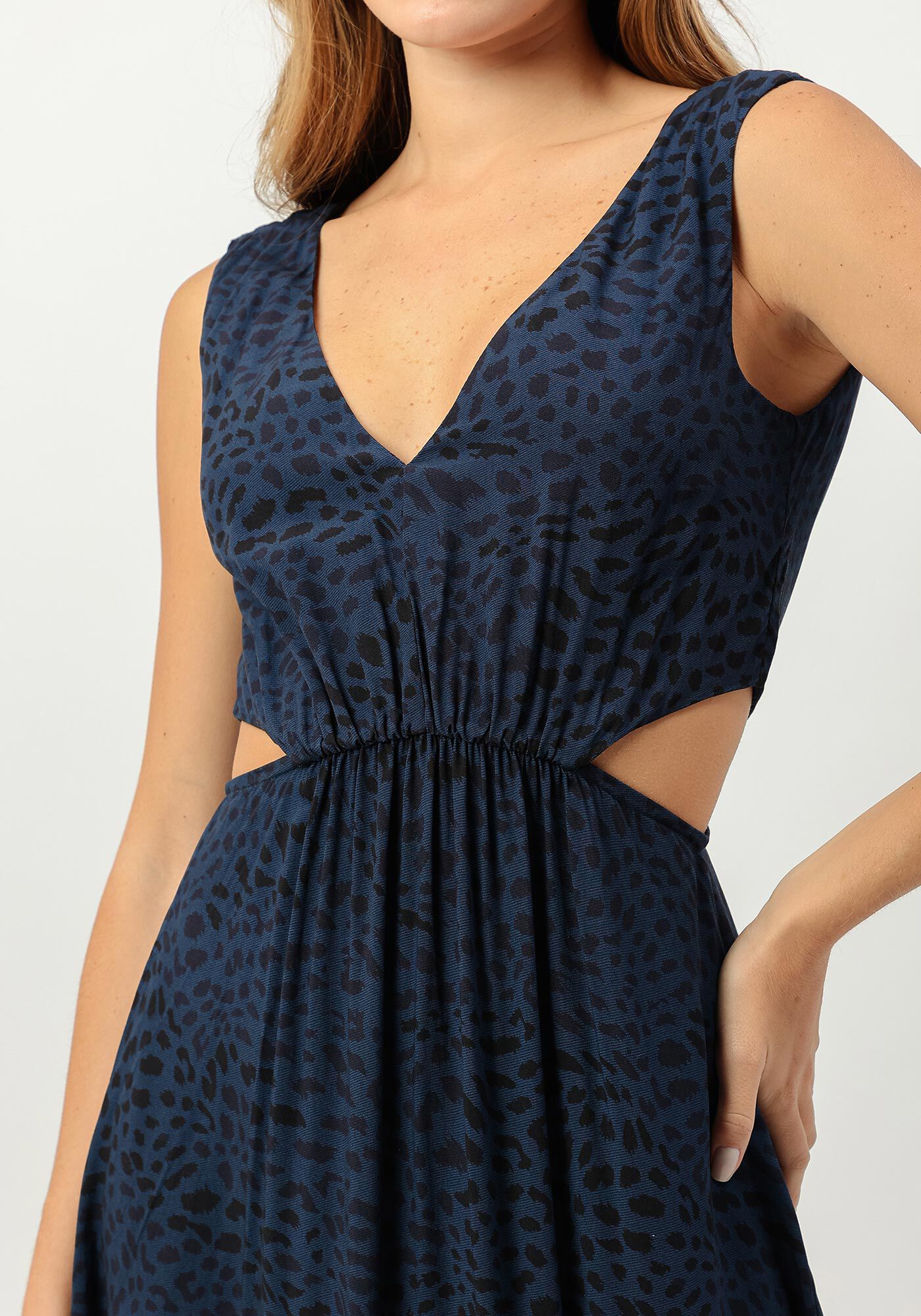 Vestido Midi em Viscose com Cut e Faixa, LEOPARDO, large.
