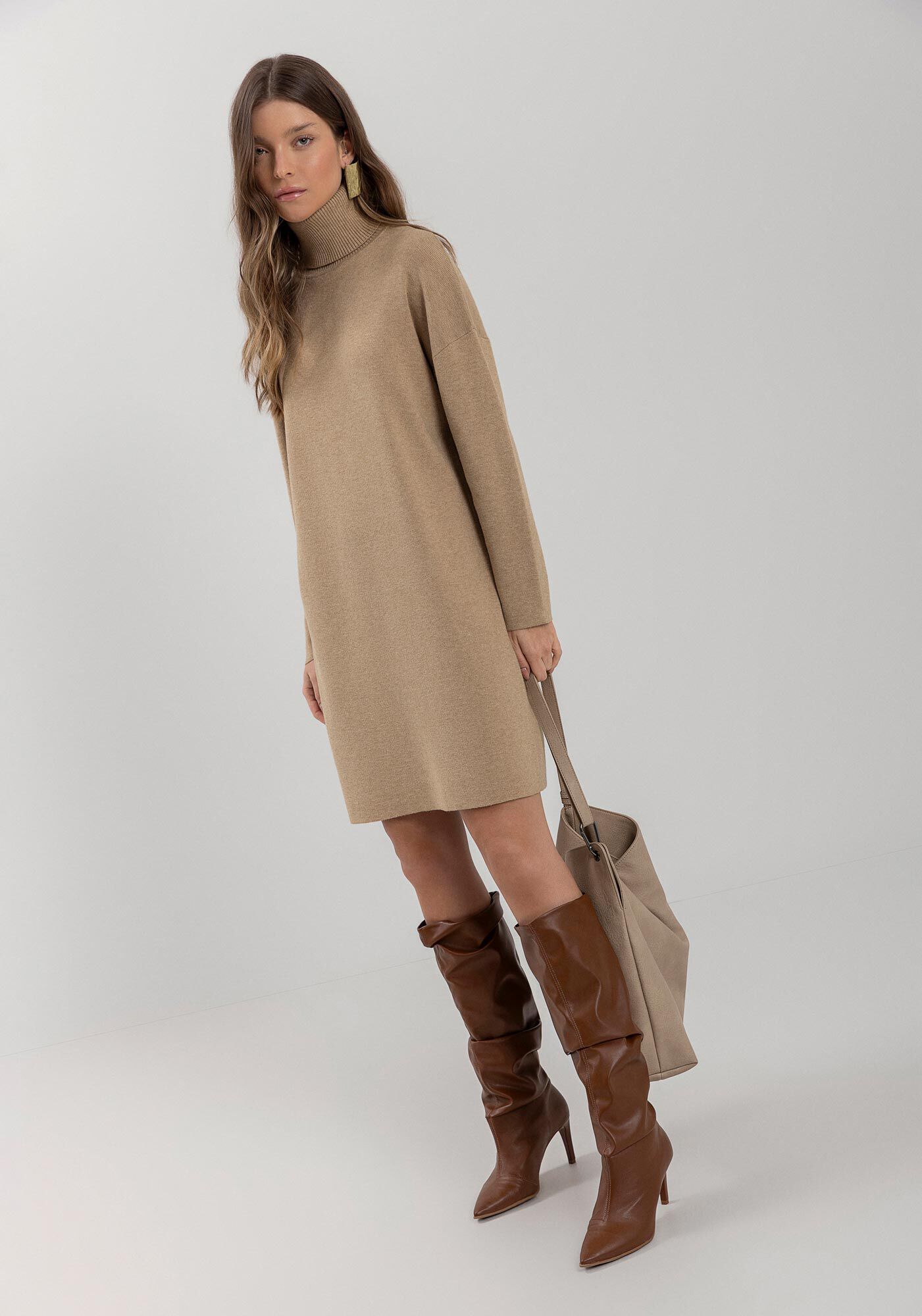 Vestido Curto De Mangas Longas Com Gola Alta Em Tric&ocirc;, , large.