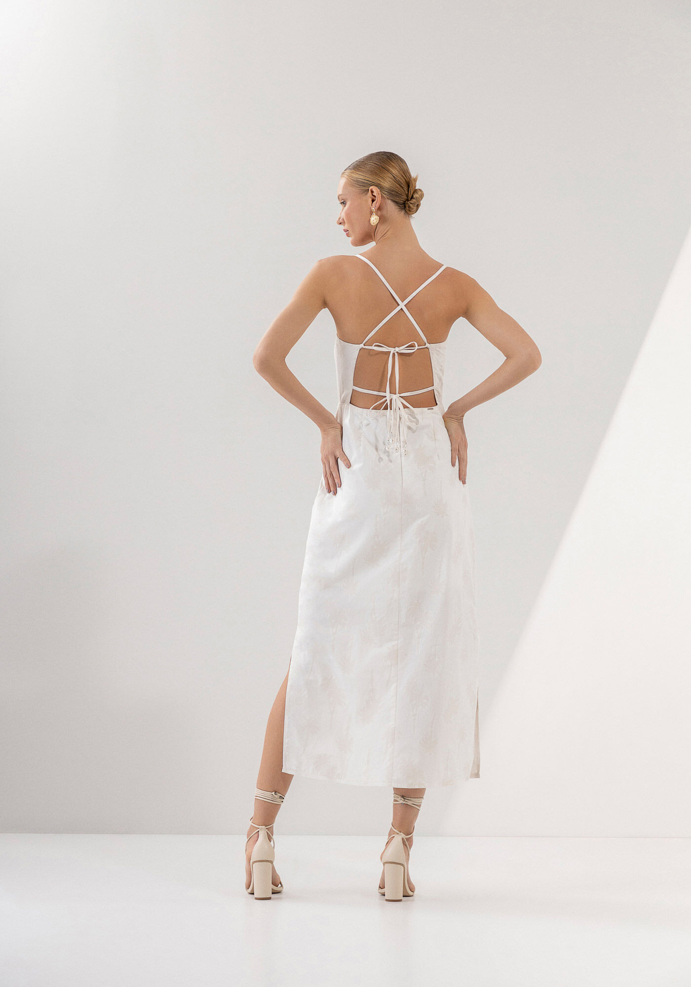 Vestido Sarja Midi Estampado com Recorte Costas, BRANCO OFF WHITE, large.