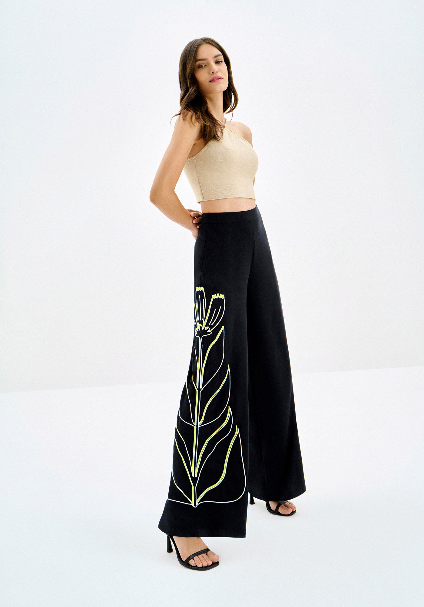 Cal&ccedil;a Pantalona em Crepe com Bordado Folhas, PRETO REATIVO, large.