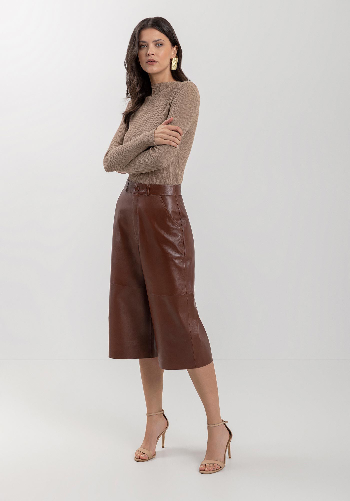 Bermuda De Couro Com Cintura M&eacute;dia E Bolsos Frontais, MARROM CHOCOLATE, large.