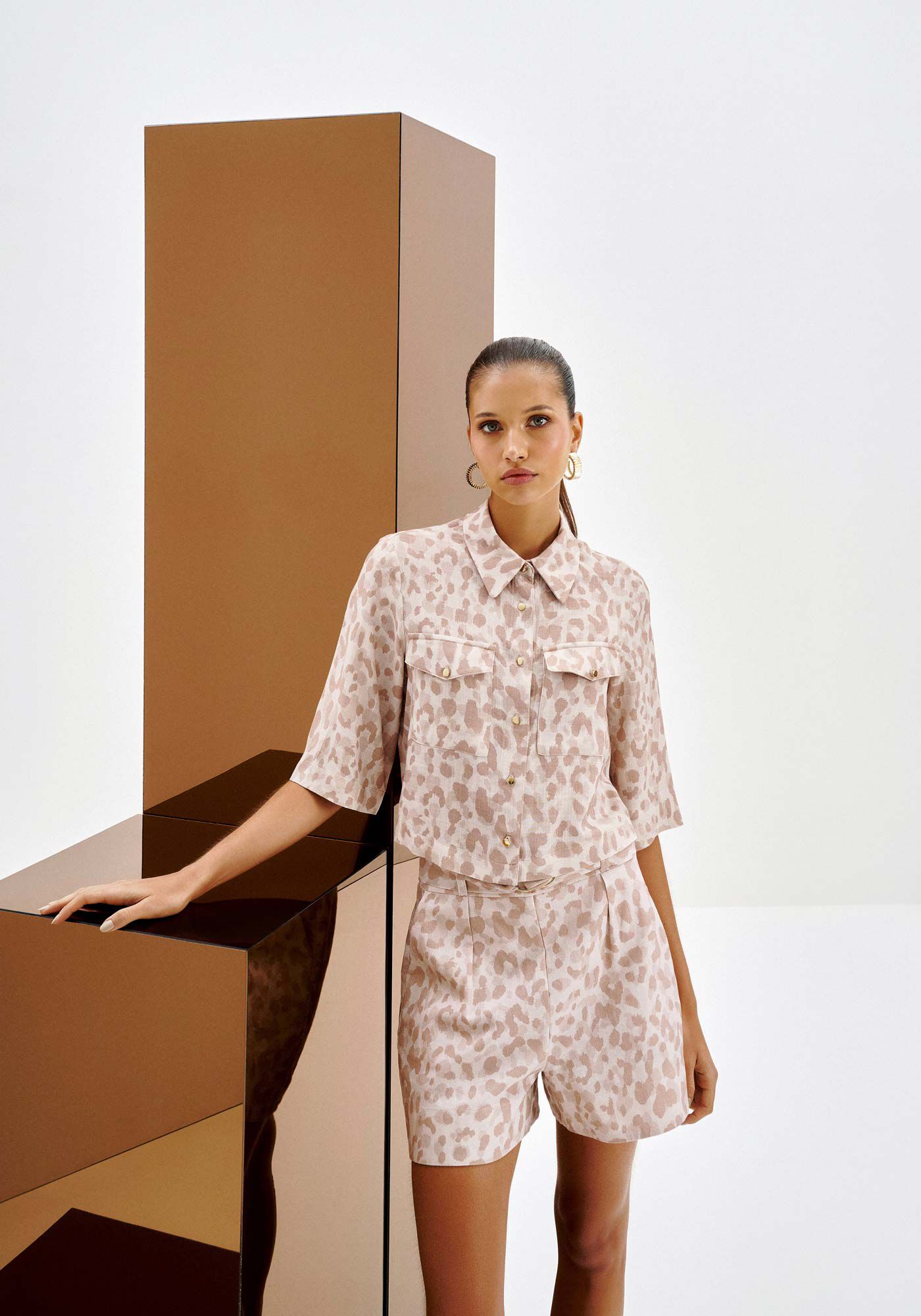 Camisa Manga Curta Cropped em Viscose Estampada, ONCA, large.