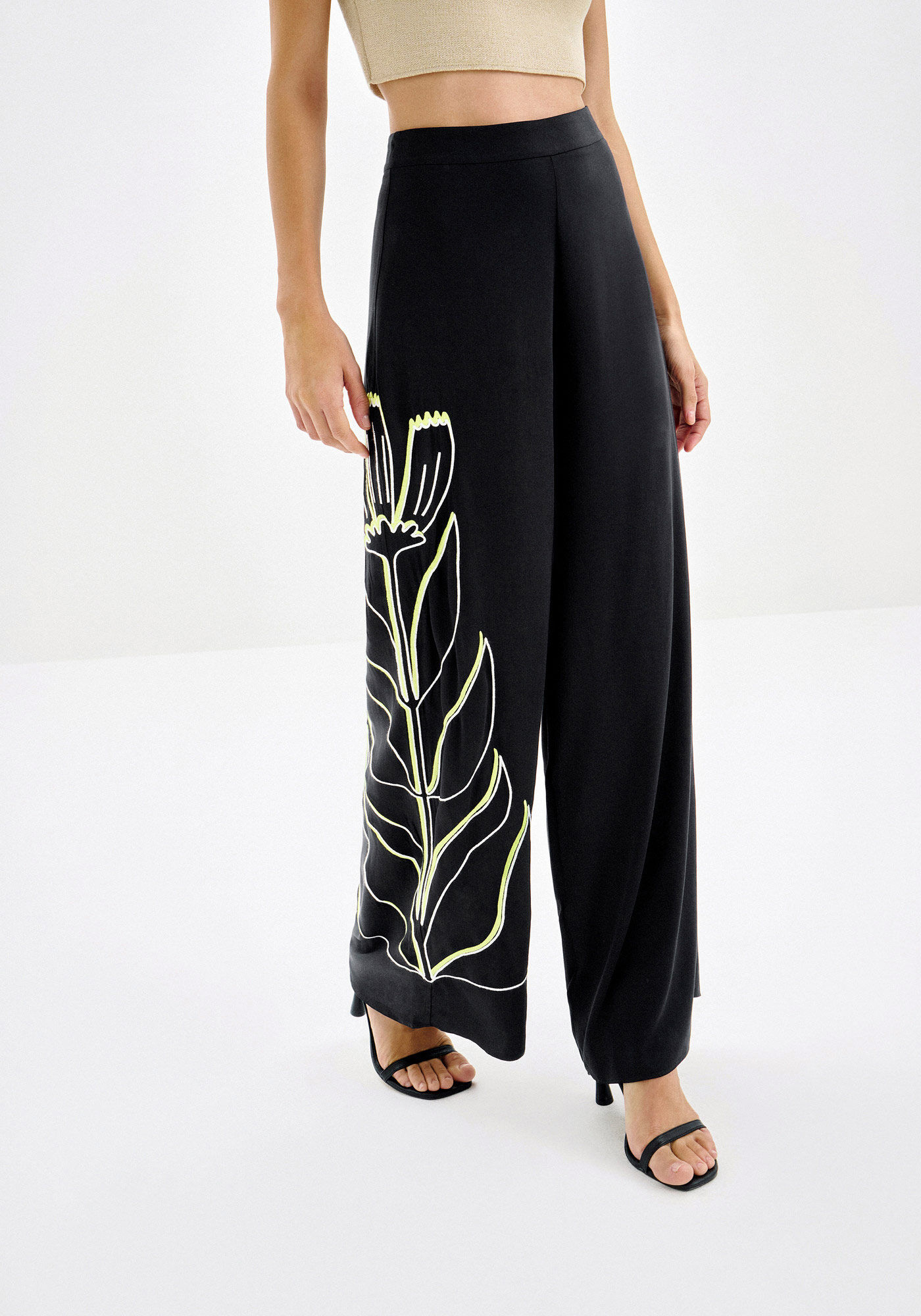 Cal&ccedil;a Pantalona em Crepe com Bordado Folhas, PRETO REATIVO, large.