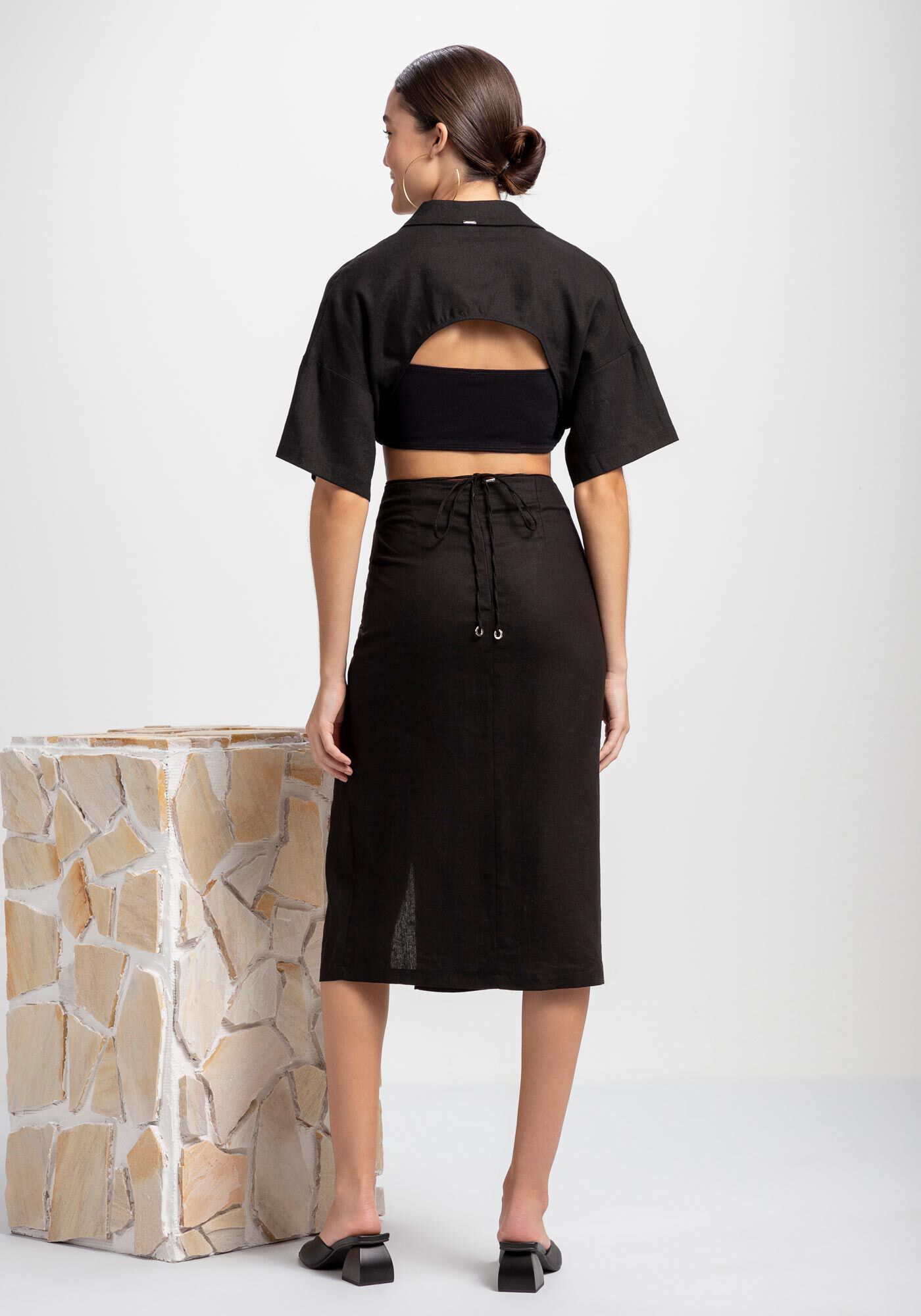 Saia Midi em Linho com Bordado e Amarra&ccedil;&atilde;o, PRETO REATIVO, large.