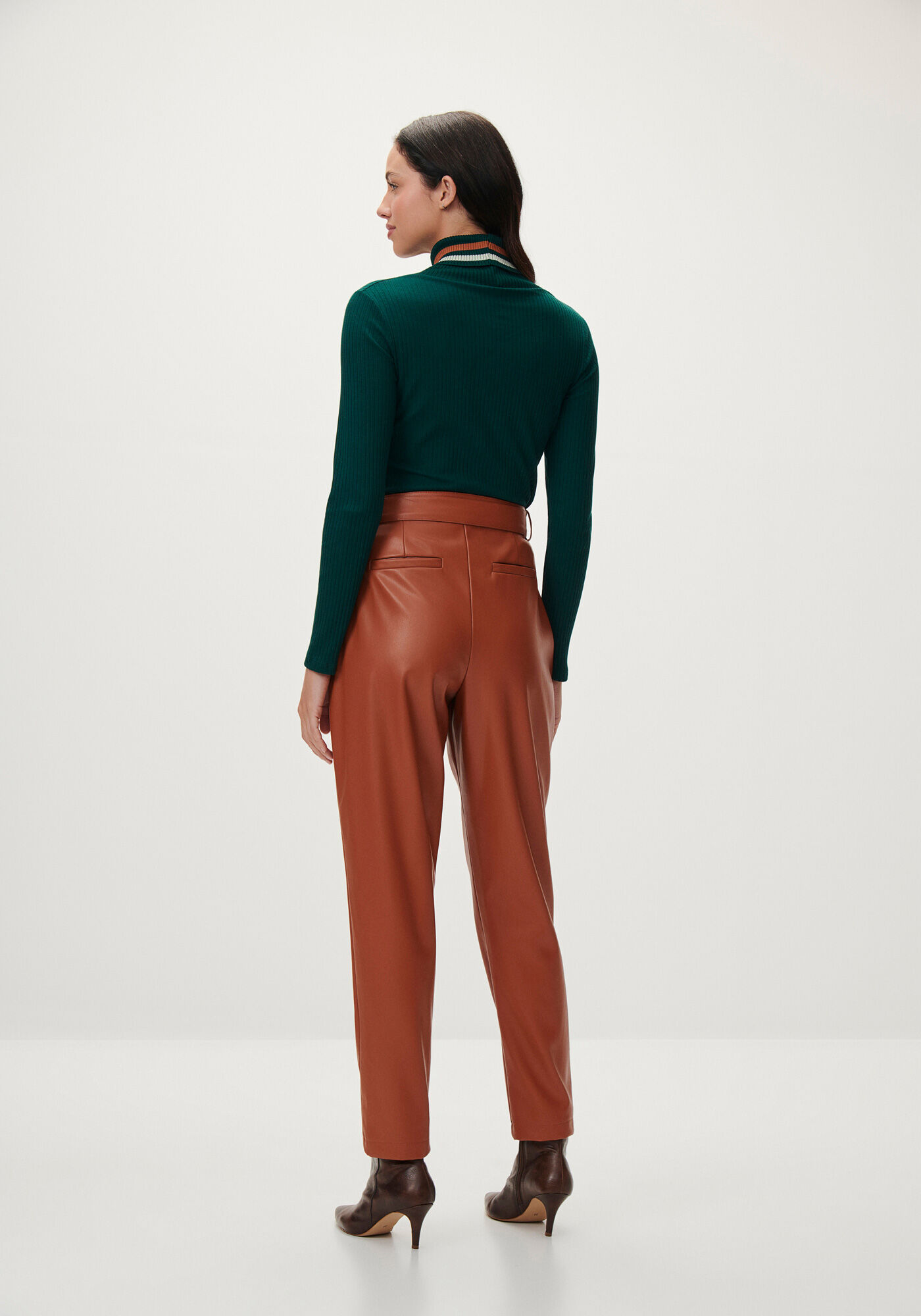 Blusa Manga Longa com Gola Alta em Retil&iacute;nea, , large.