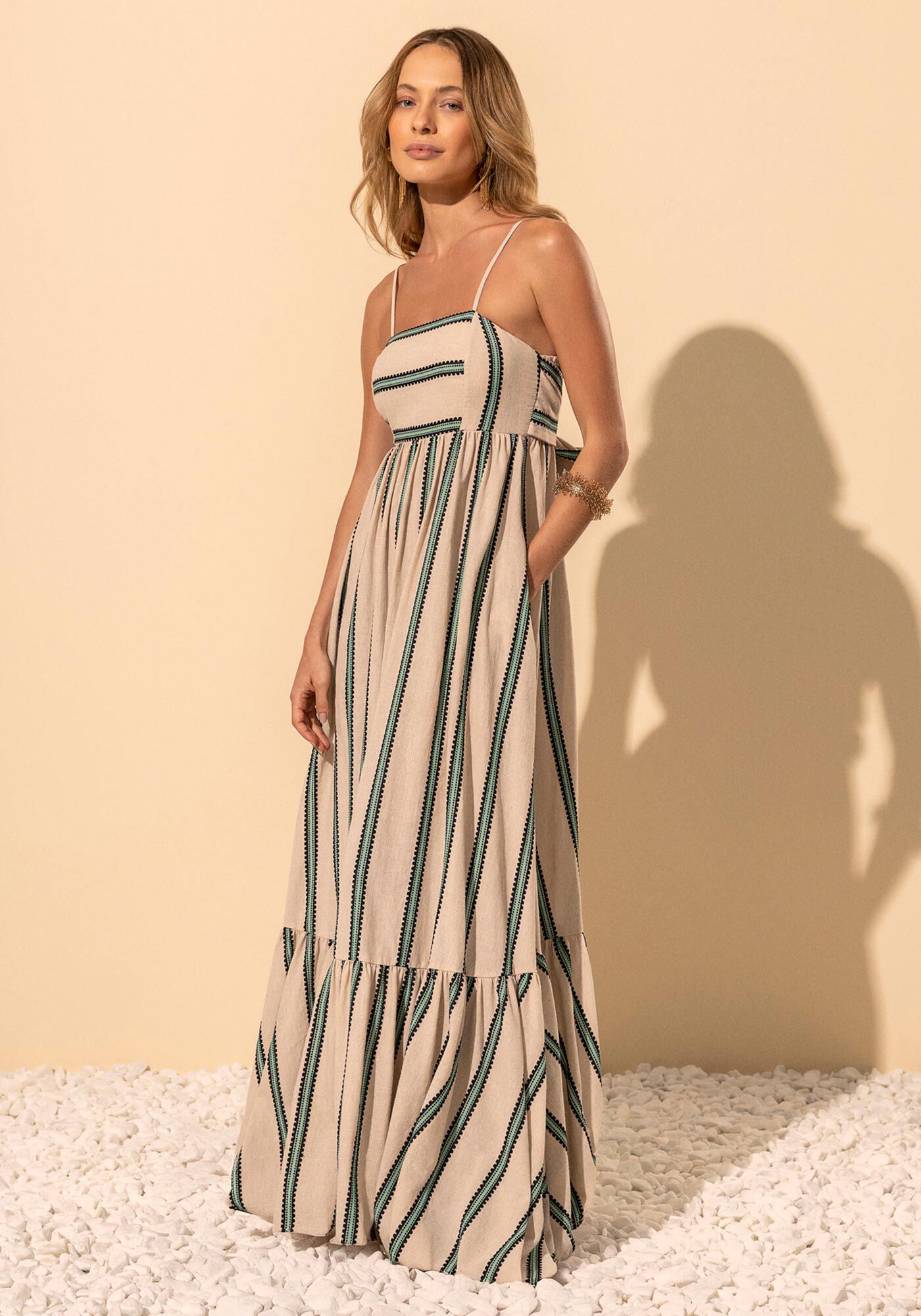 Vestido Longo De Al&ccedil;as Com Faixa E Babado Na Barra, VERDE SABEDORIA, large.